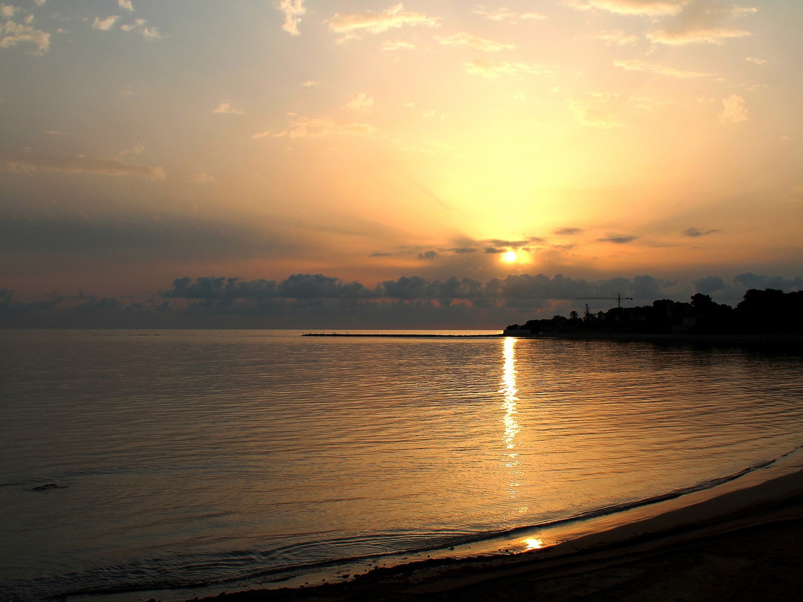 Закат над спокойным морем