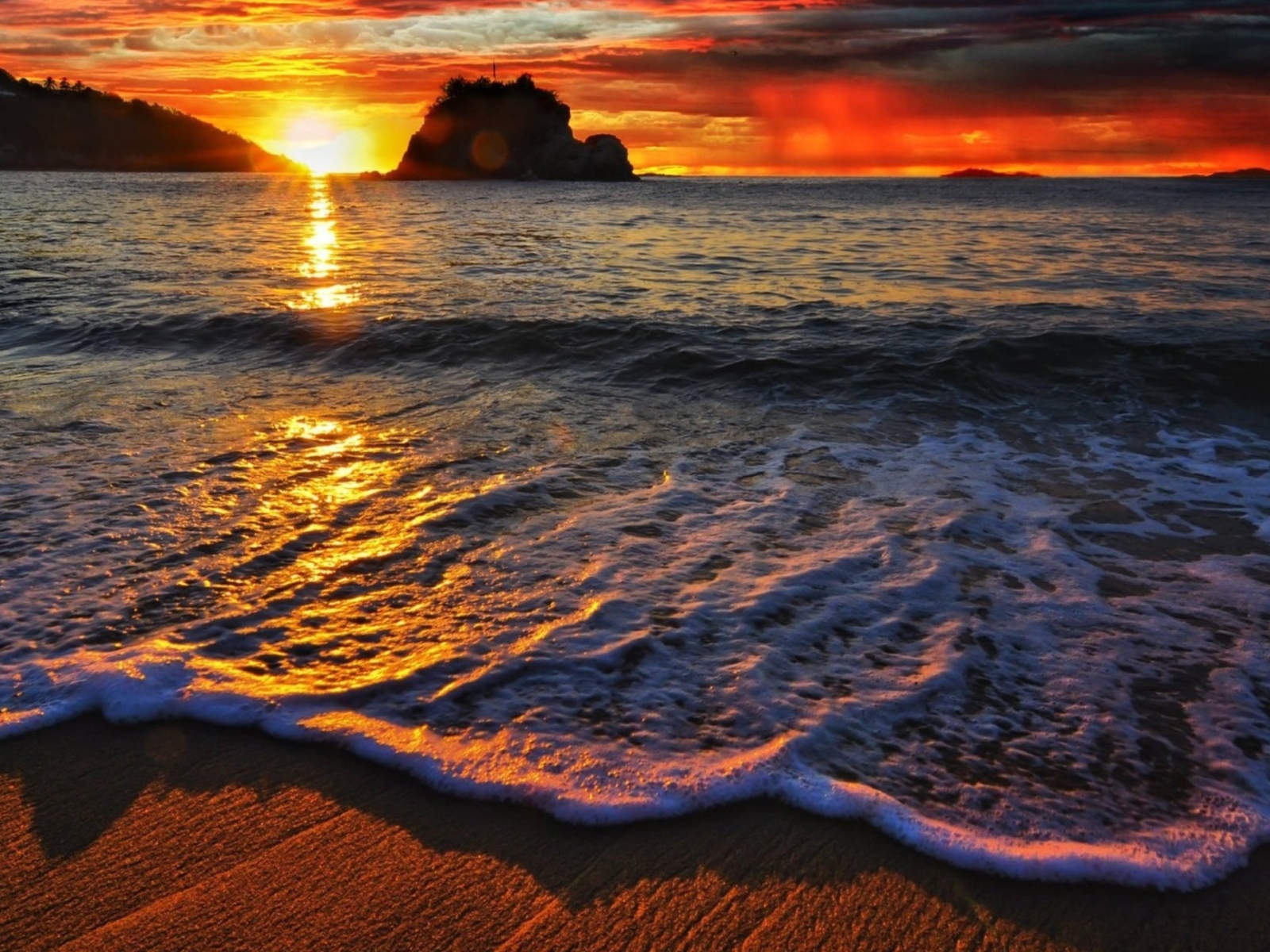 Пена волн на закате