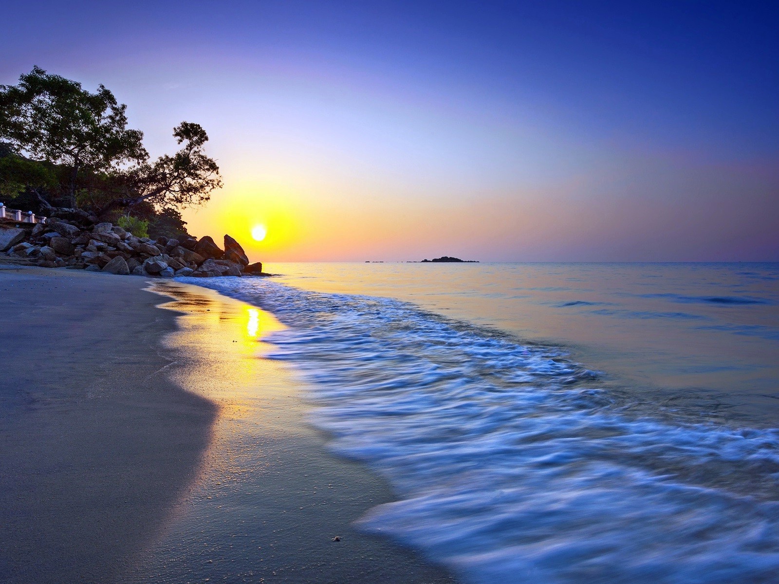 Желтый закат на пляже