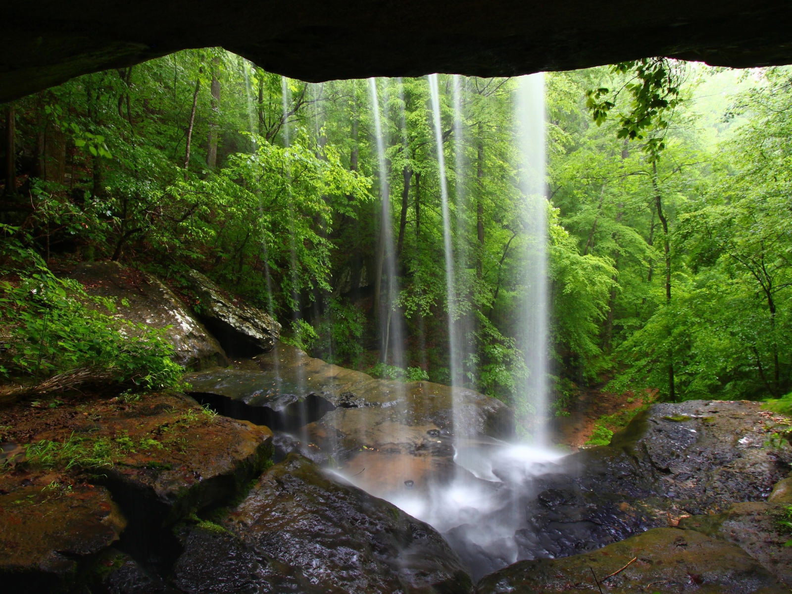 Вид на водопад из пещеры