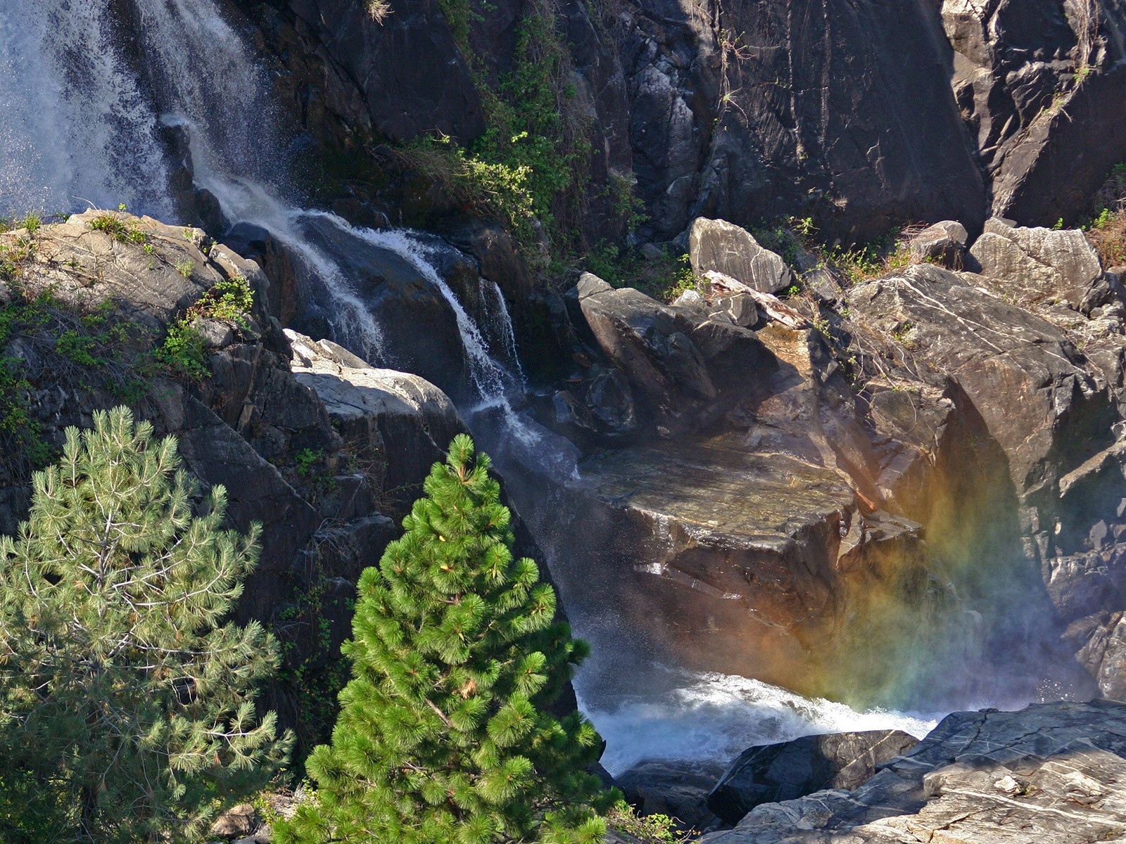 Небольшой водопад в скалах
