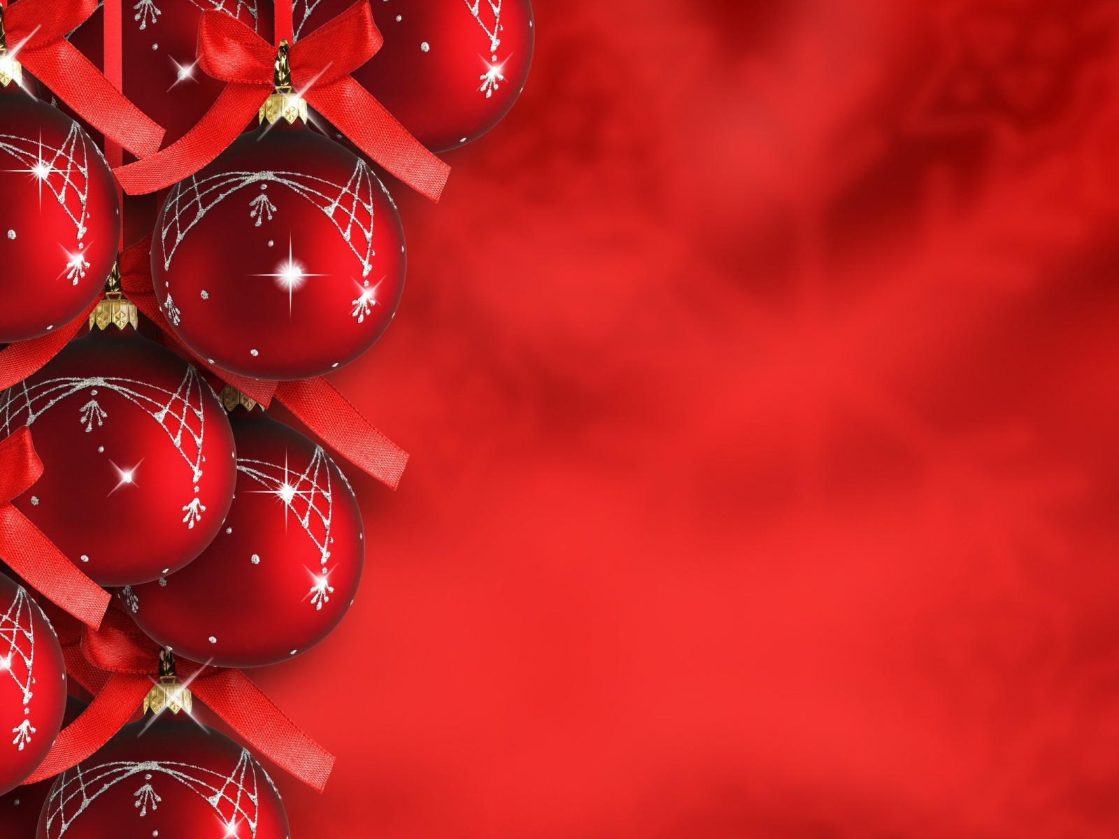 Красивые ёлочные игрушки на красном фоне