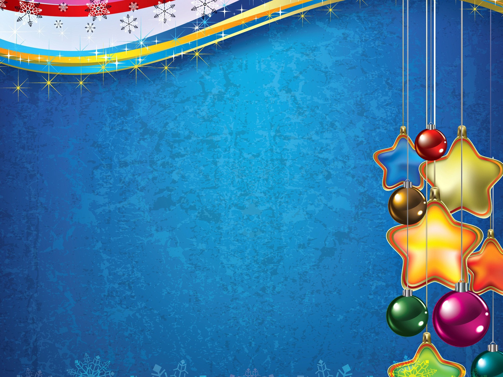 Красивые ёлочные игрушки на синем фоне