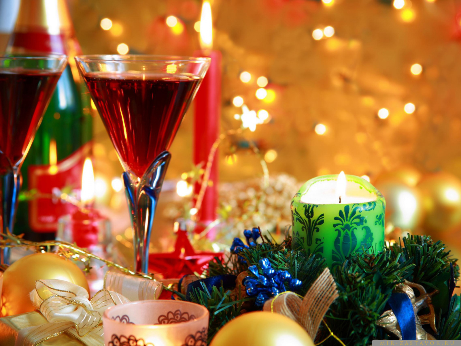 Праздничный стол и свеча