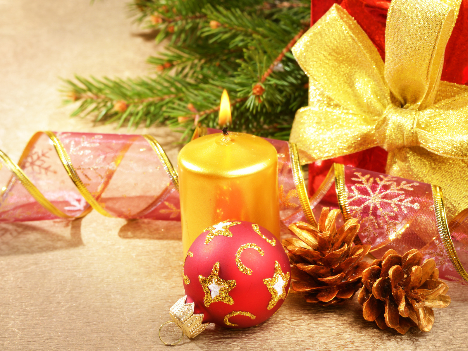 Елочная игрушка шишка