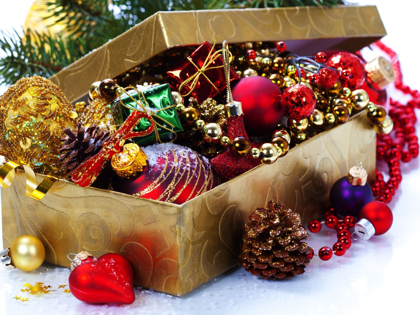 Елочные игрушки из шишек