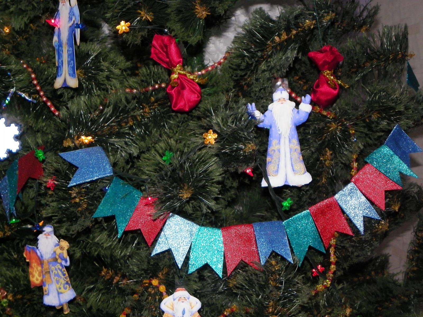 Гирлянды на елку