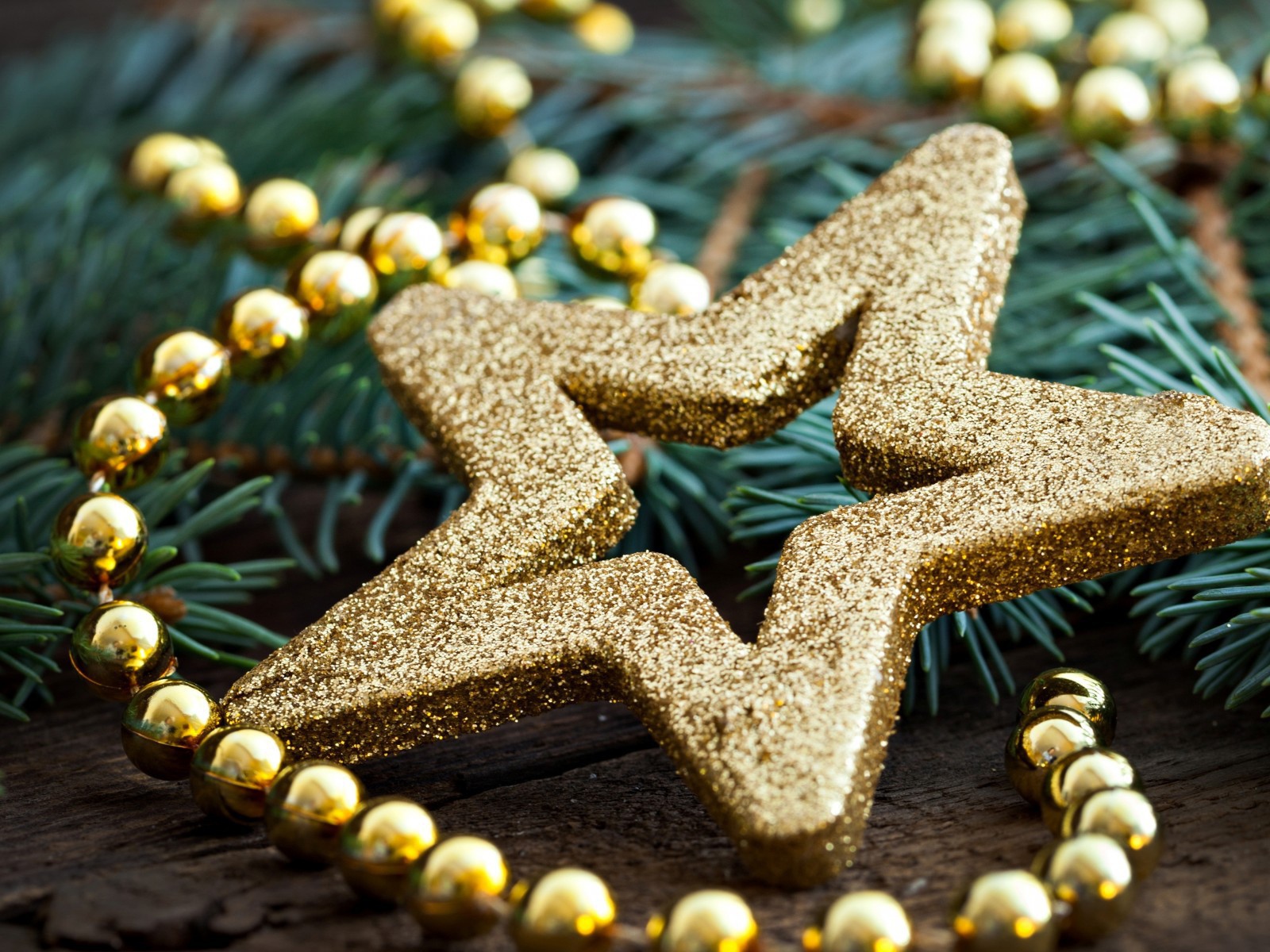 Ёлочная игрушка золотого цвета