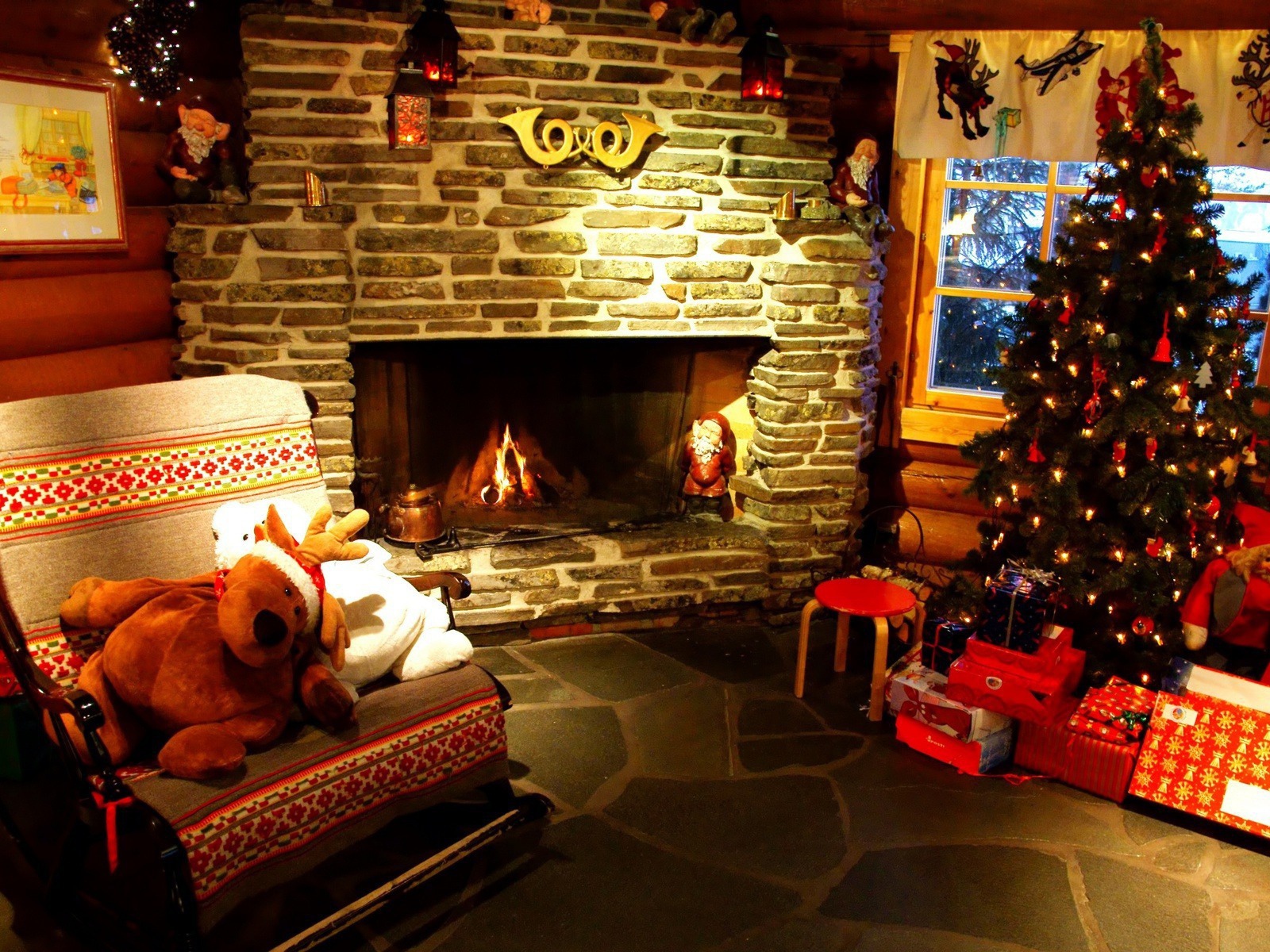 Новогодняя елка и камин