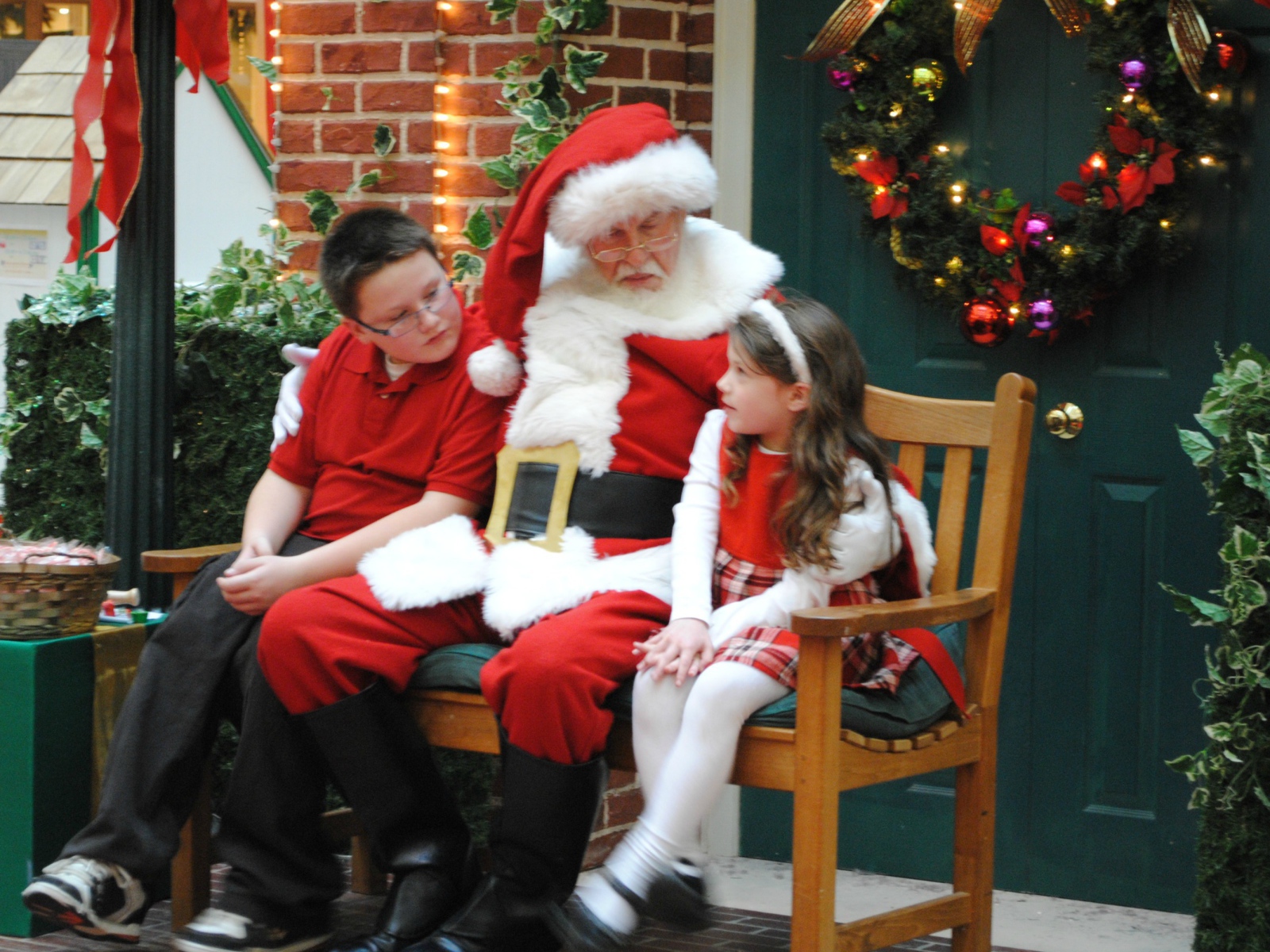 Дед мороз дарит подарки