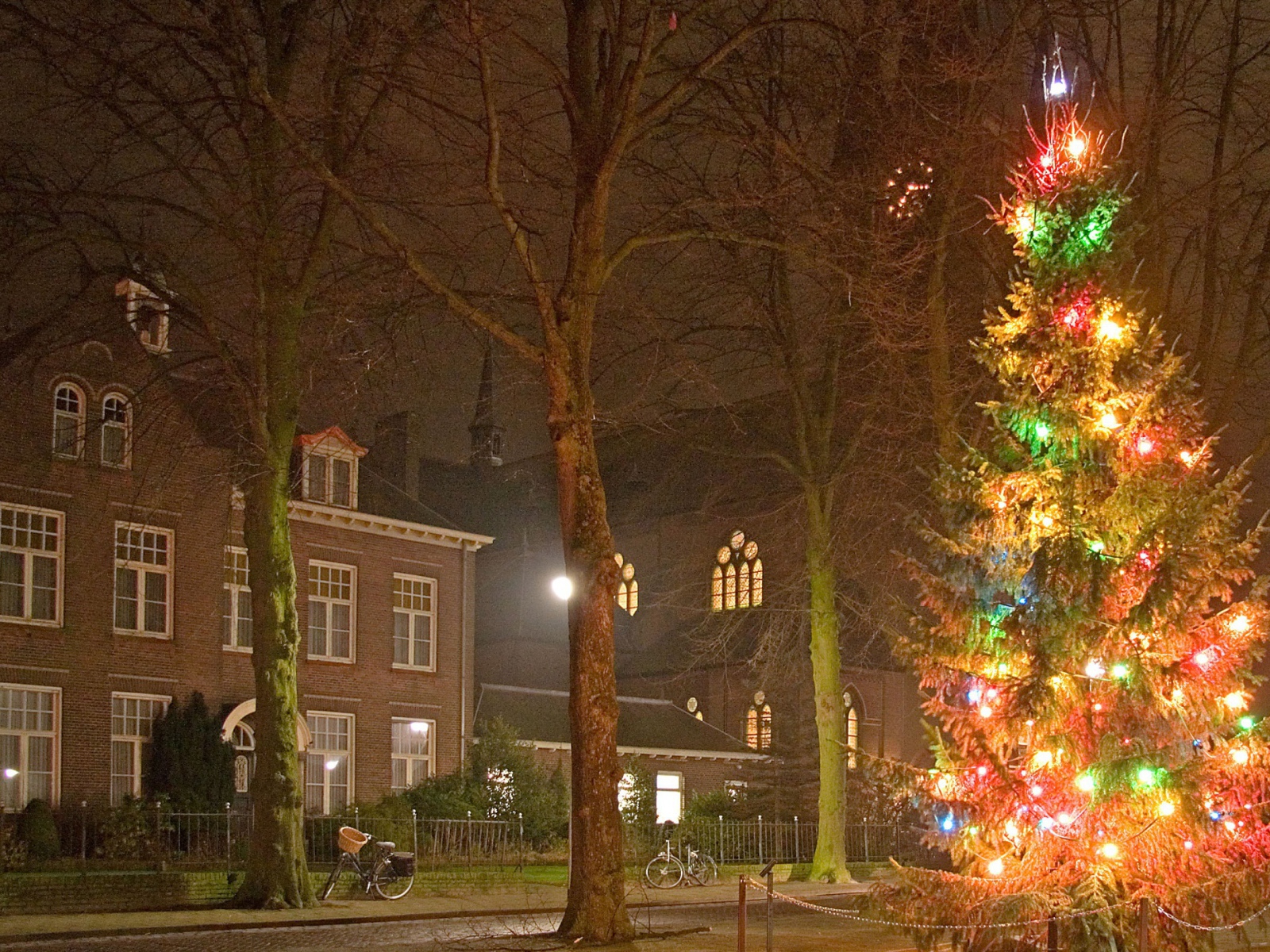 Простая но красивая новогодняя елка