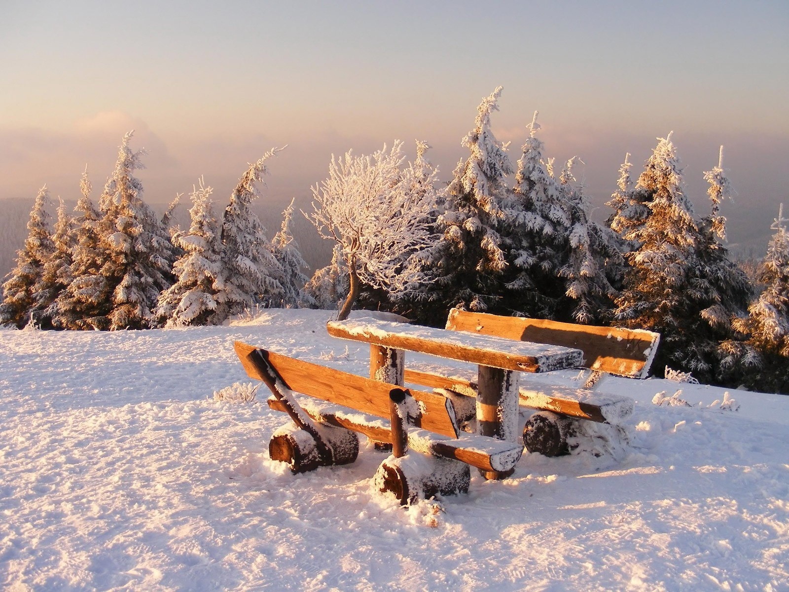 Стол на природе в снегу