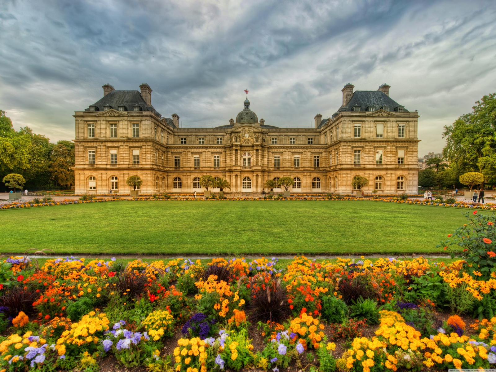 Замок в Париже