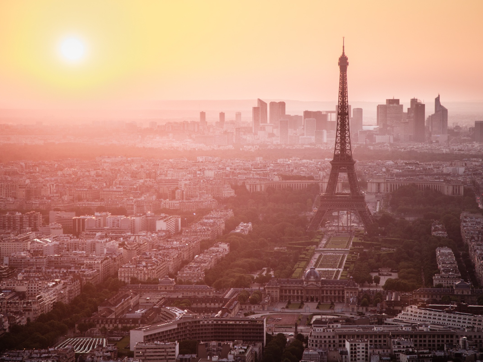 Эйфелева башня на закате