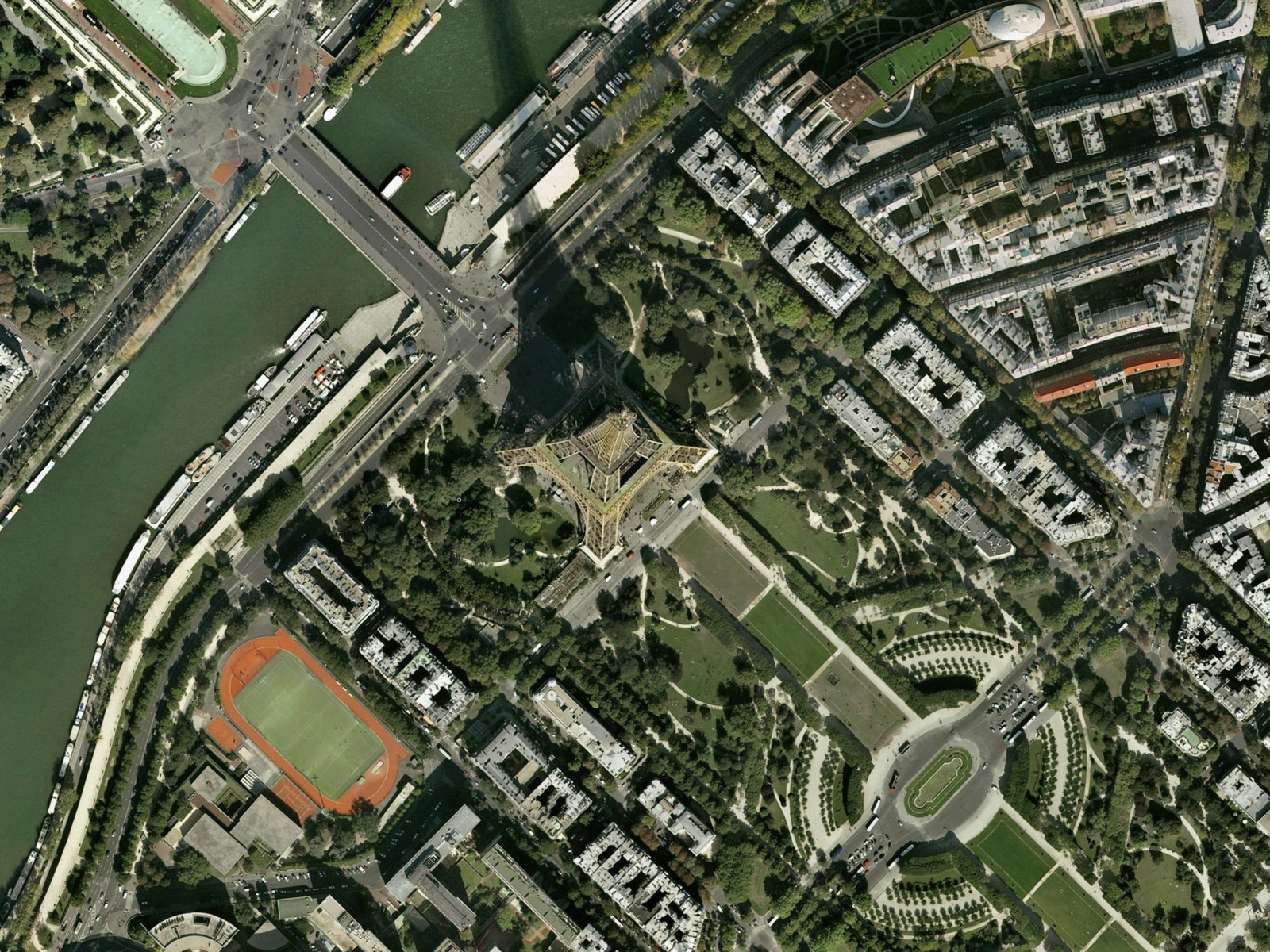 Париж из космоса