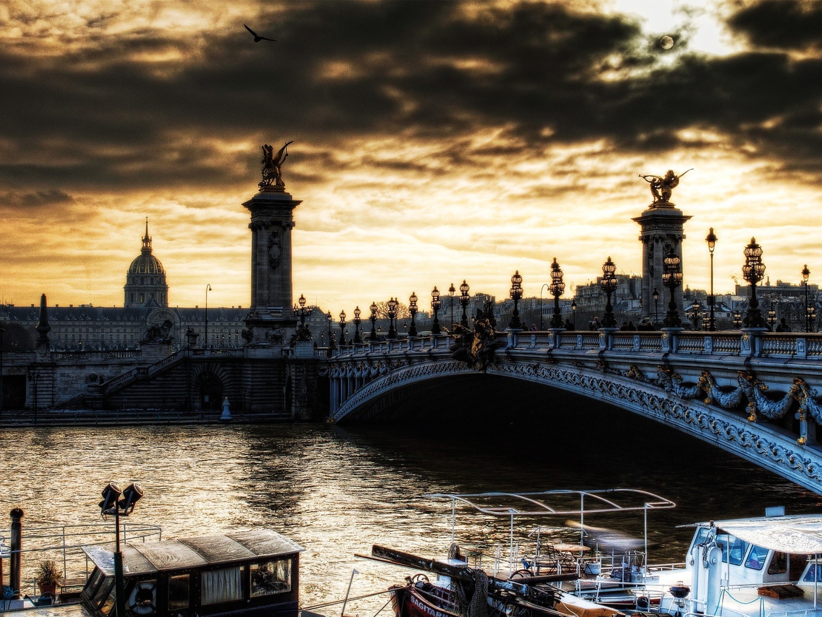 Мост в вечернем Париже