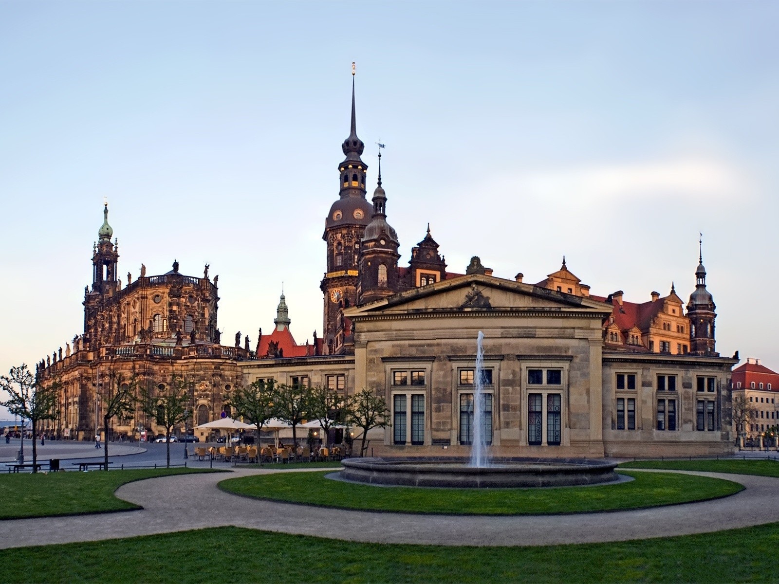 Архитектурный ансамбль с фонтаном