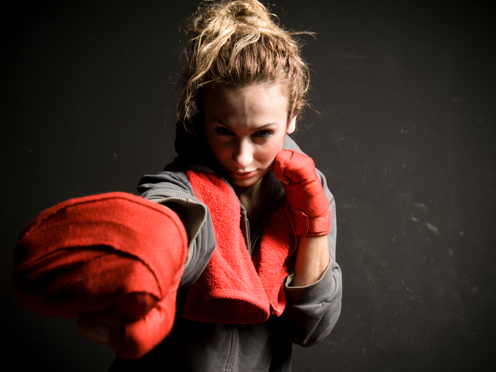 Спортивная девушка на тёмном фоне