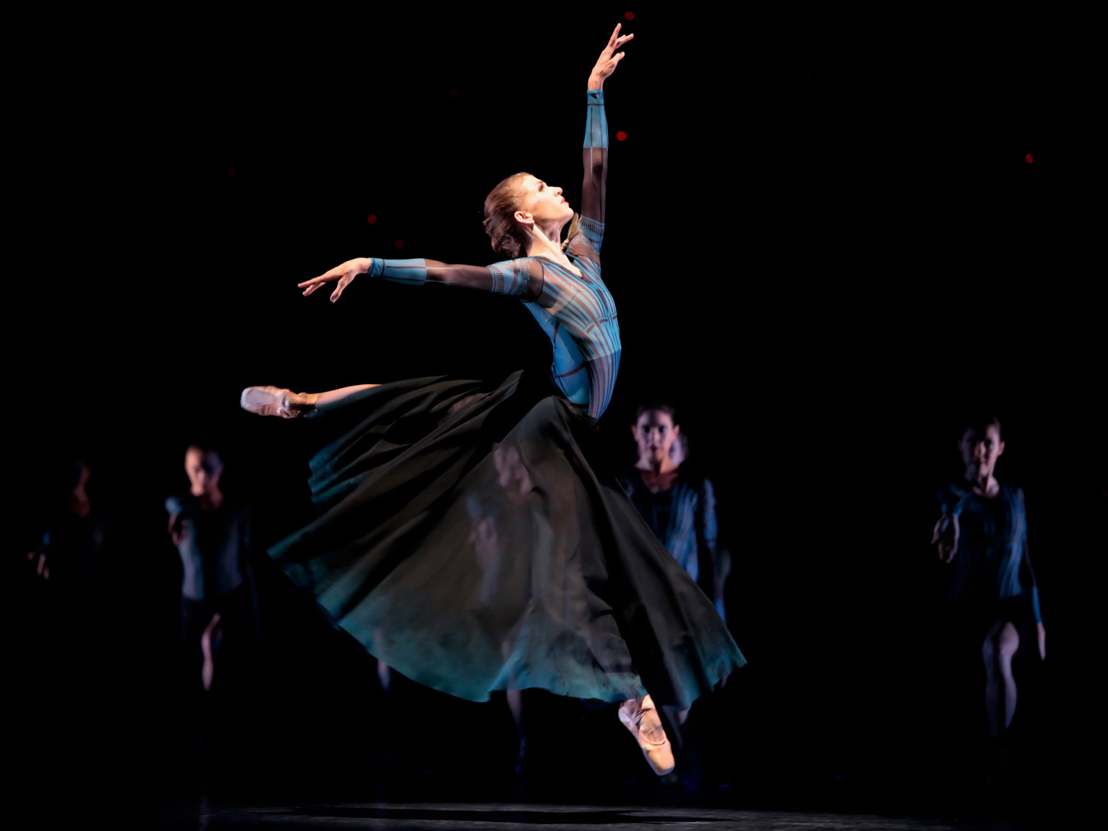 Балерина выступает в театре