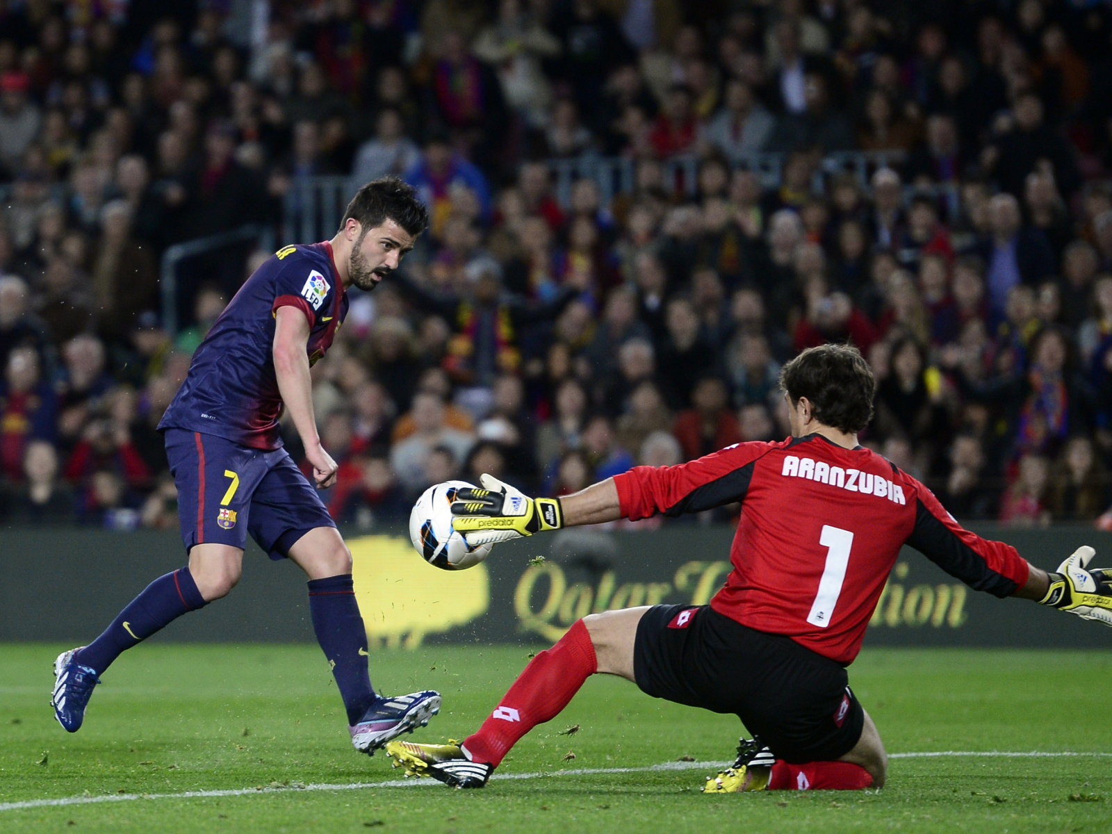 Барселона Франсеск Фабрегас направляет удар