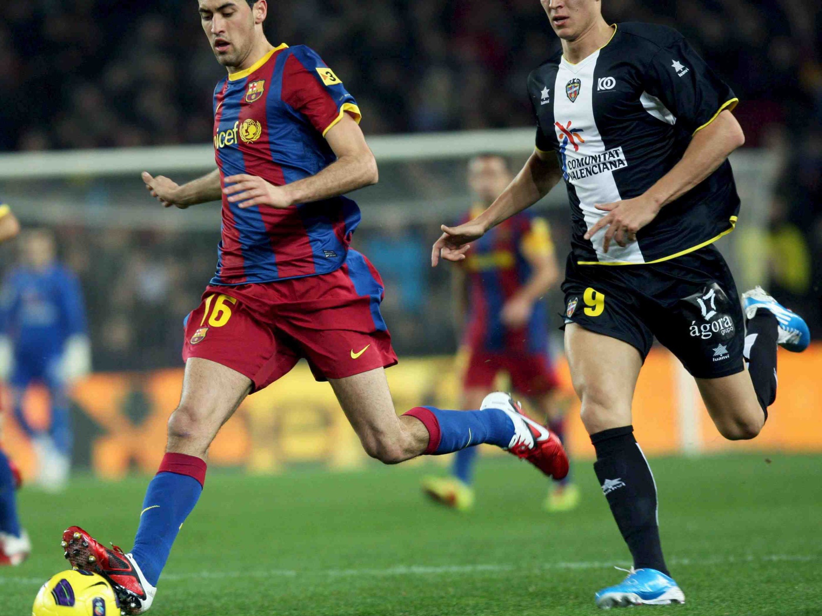 Барселона Серхио Бускетс на футбольном поле