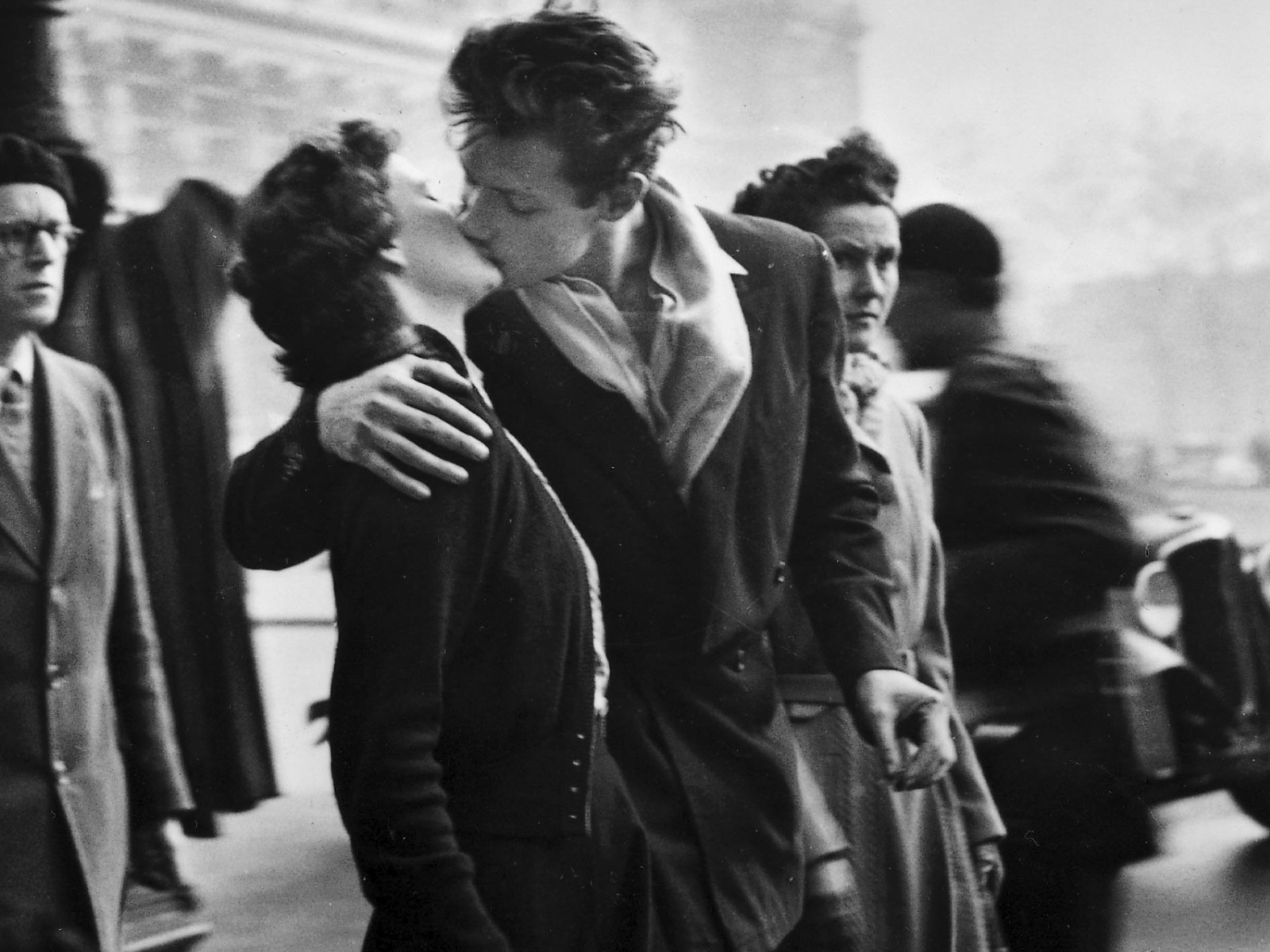 Черно-белая фотография влюбленных в Париже