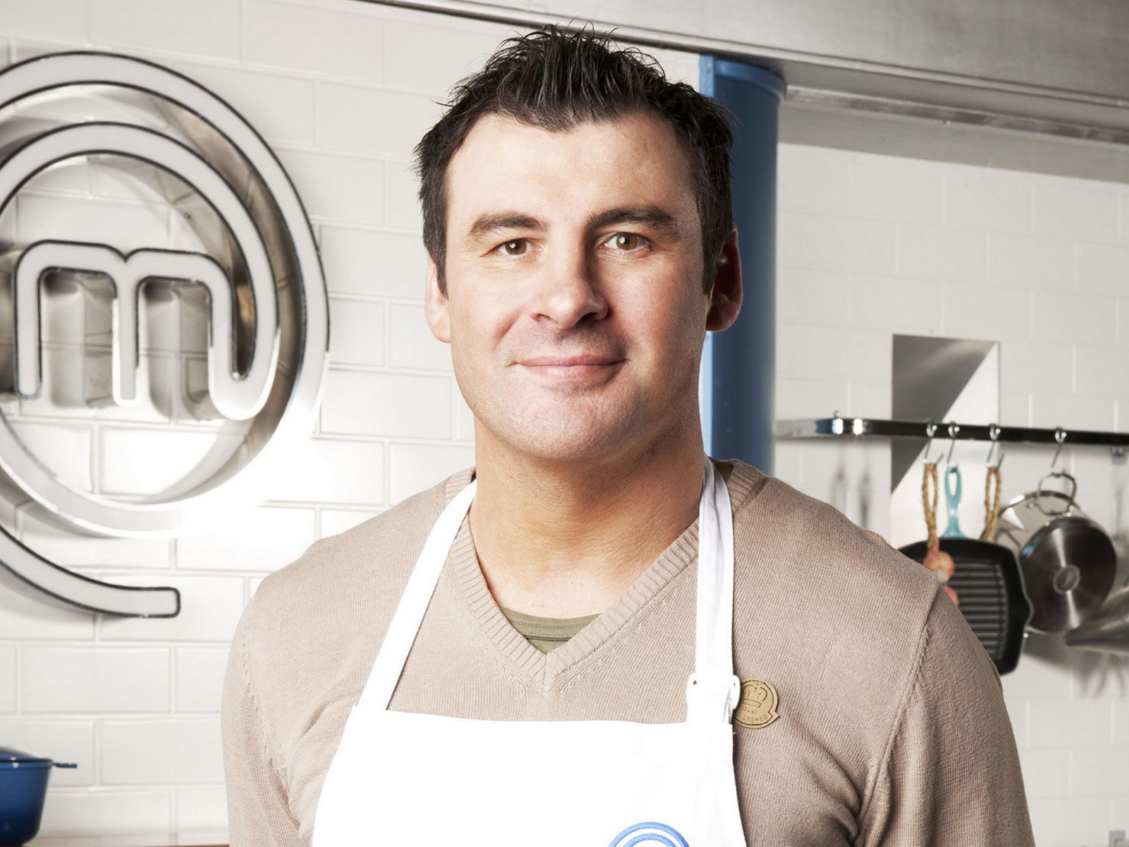 Боксер Джо Кальзаге на кухне