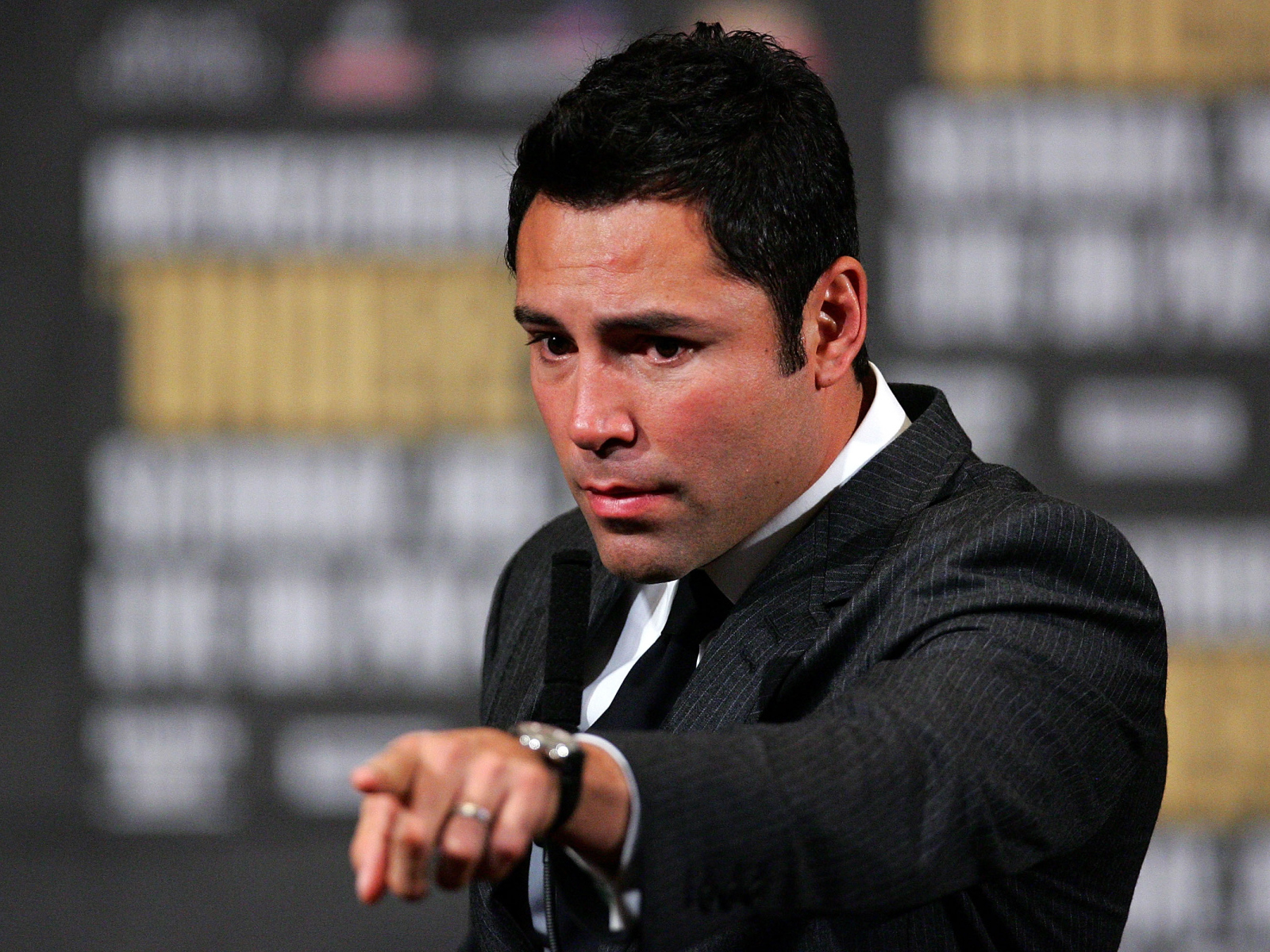 Боксер Оскар Дела Хойя в черном костюме