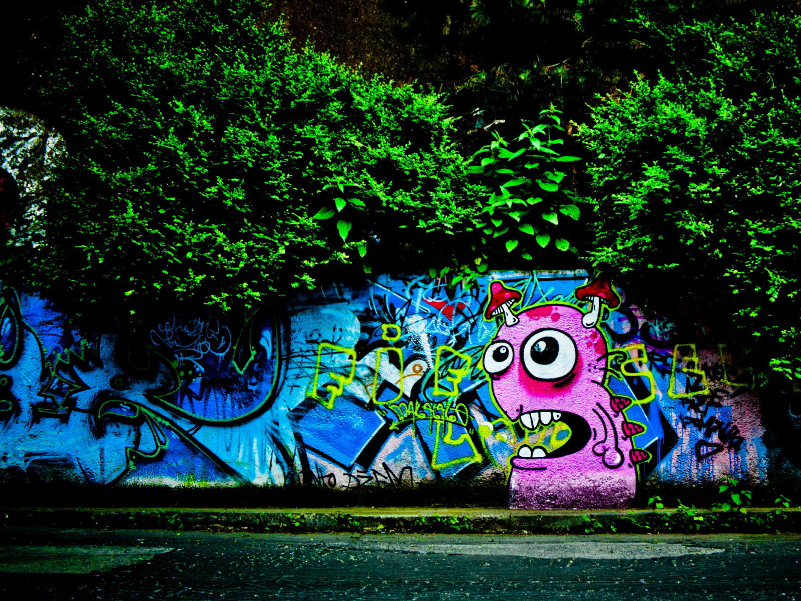 Яркое граффити на стене