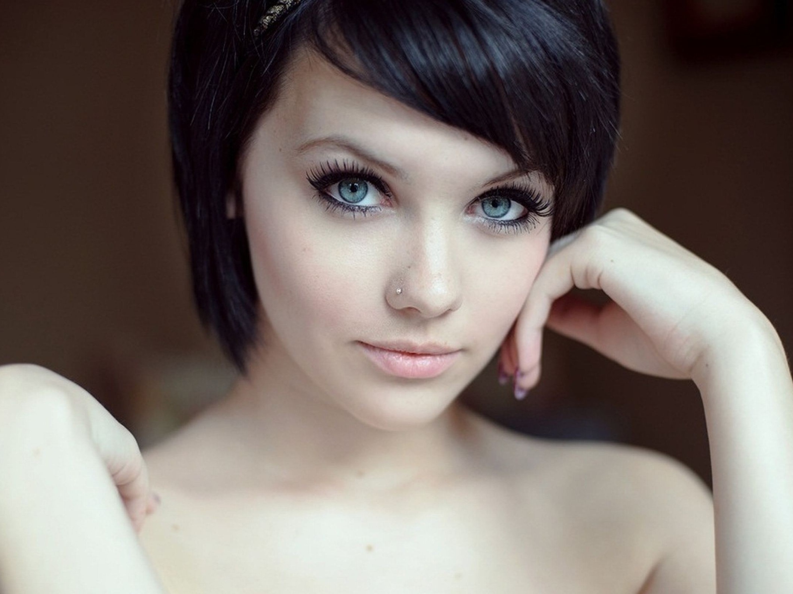 Девушка брюнетка с короткими волосами и пирсингом в носу