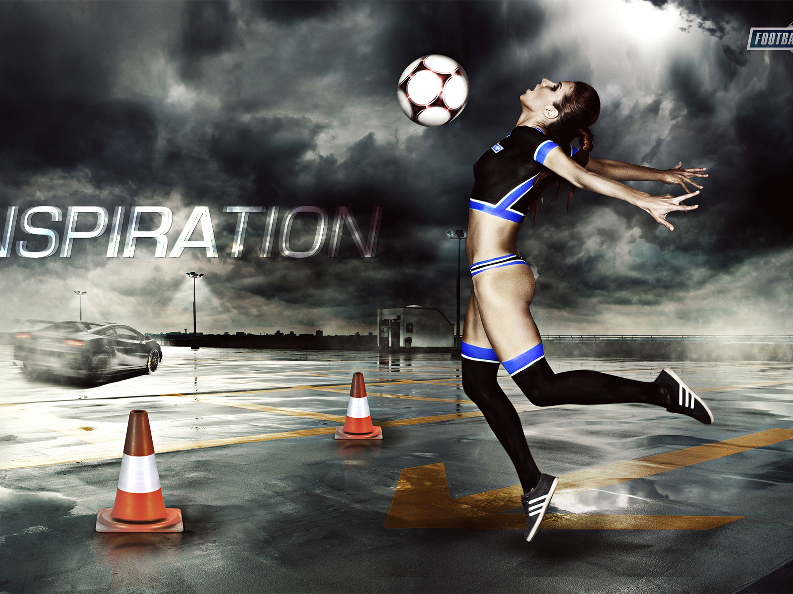 Брюнетка с футбольным мячом