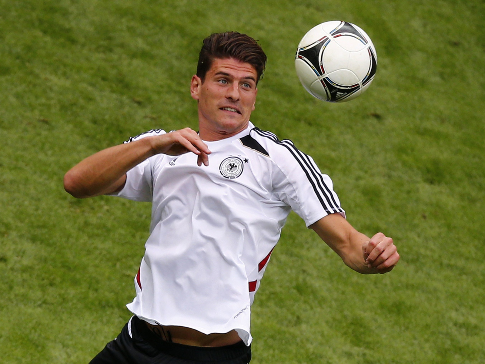  Фиорентина Марио Гомес пытался отбить мяч