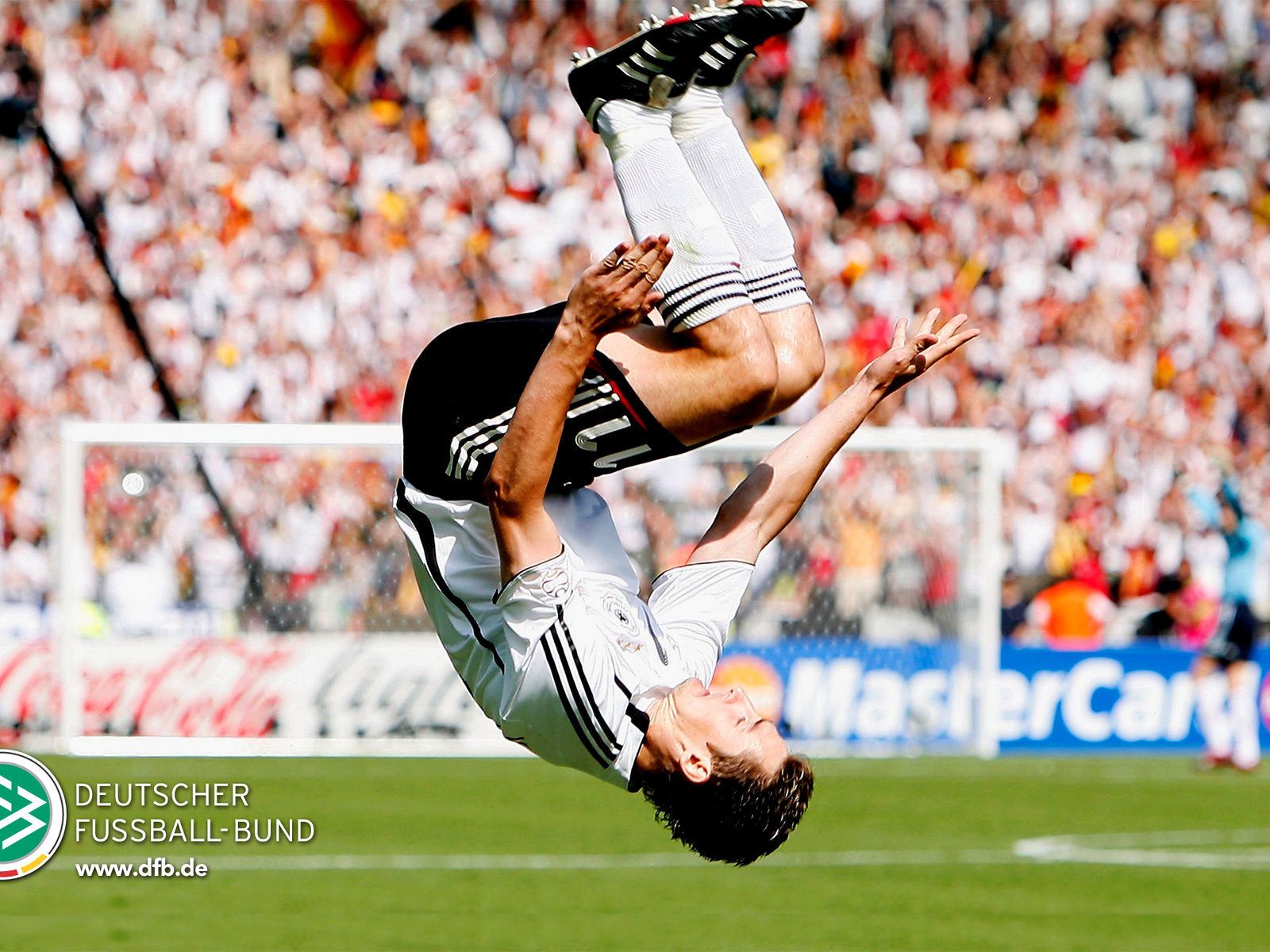 Футболист делает кульбит