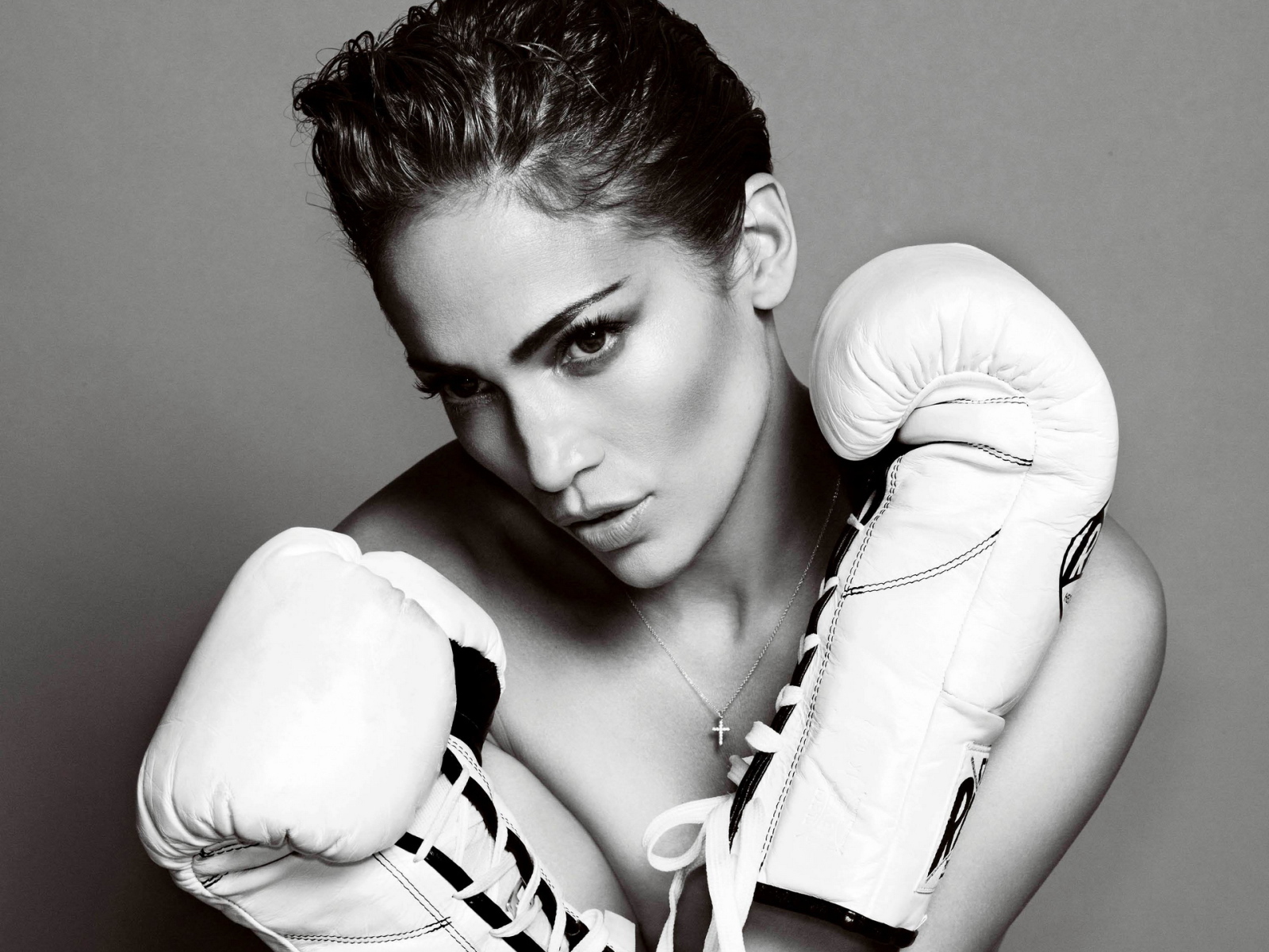 Девушка в белых боксерских перчатках
