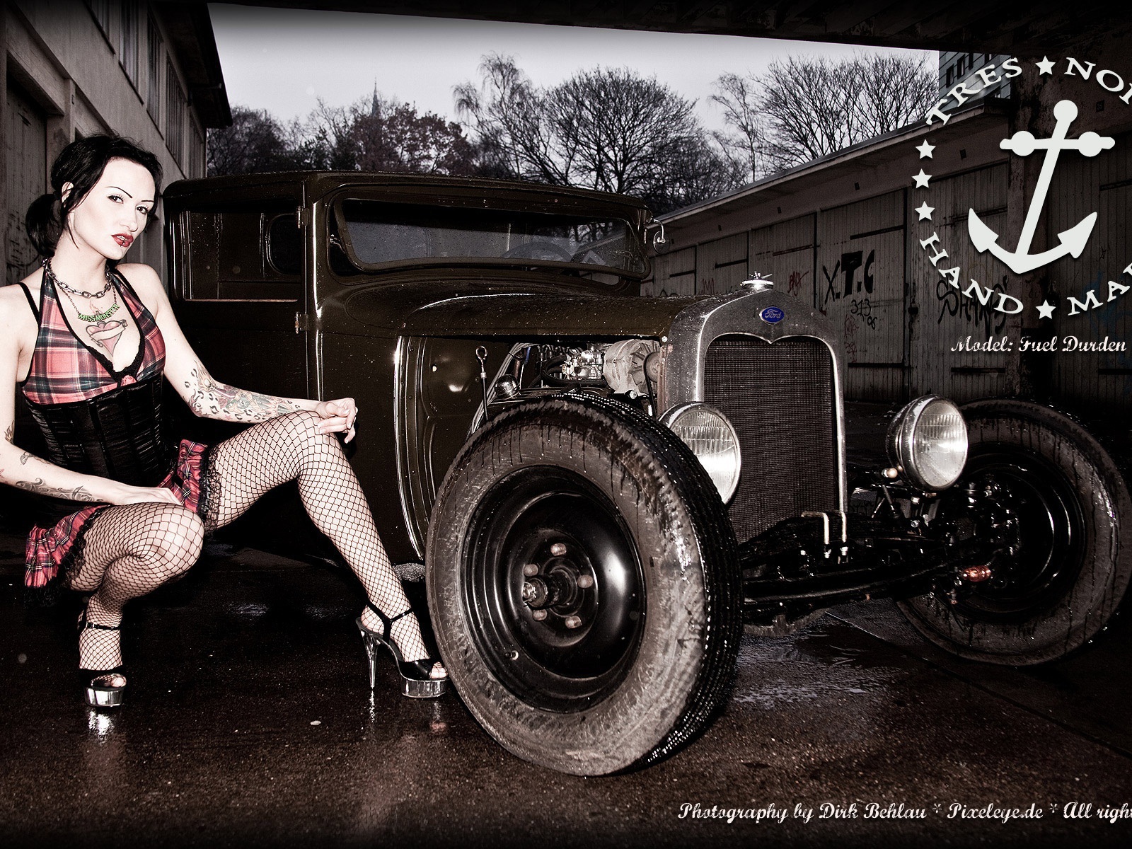 Девушка возле зеленого ретро авто