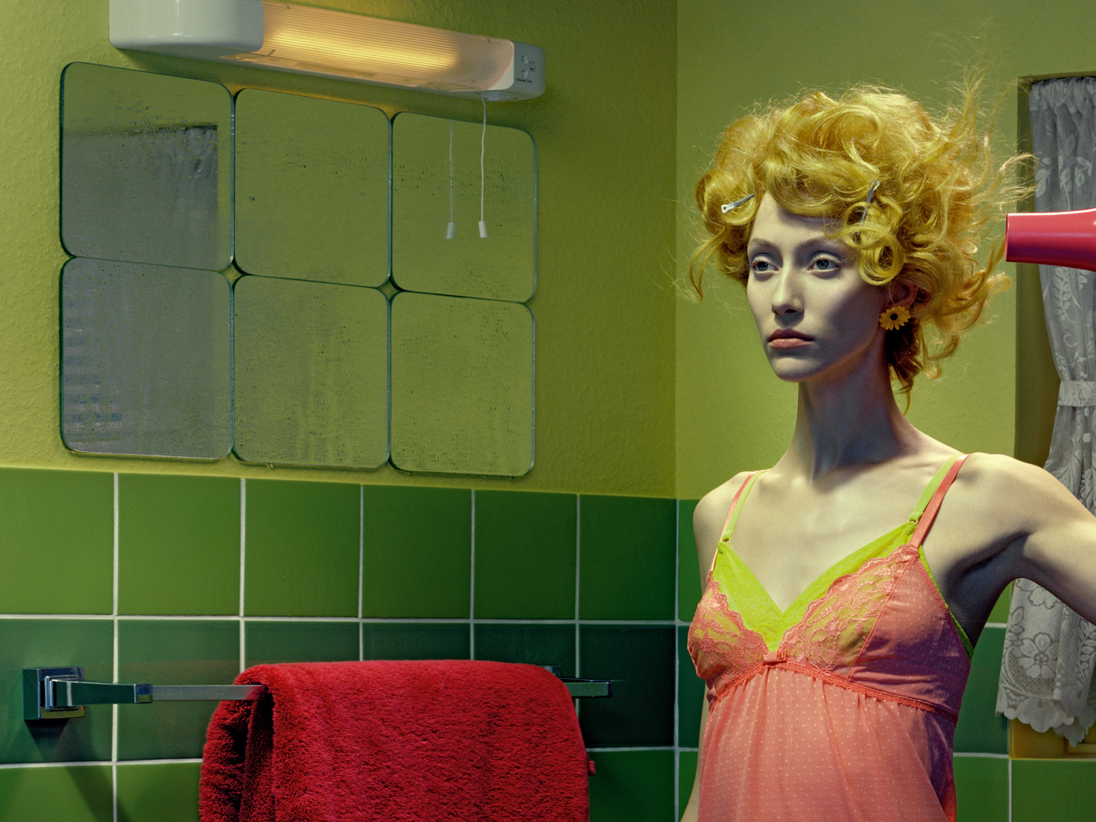 Фотография девушки в ванне с феном