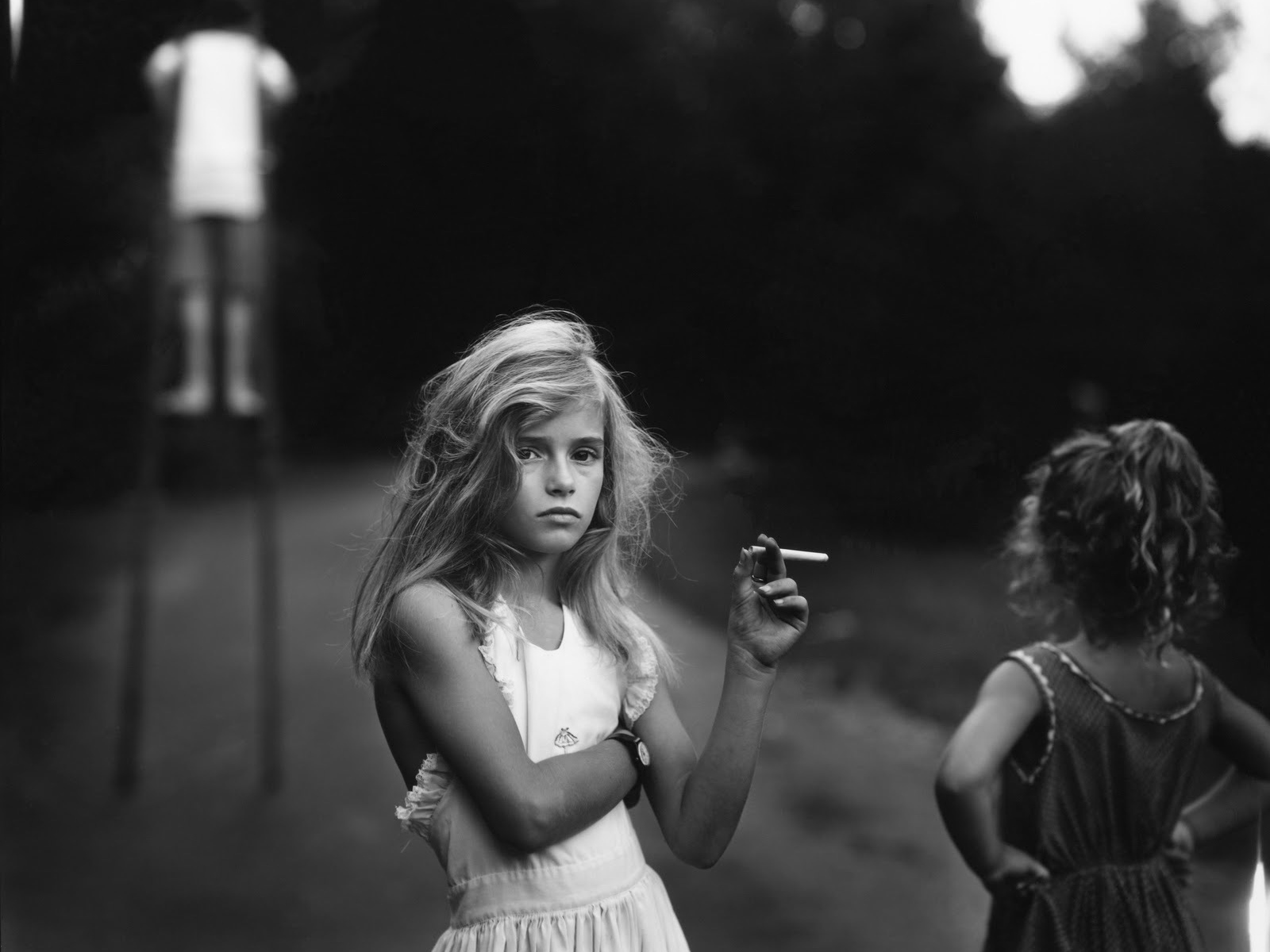 Фотография девочки с сигаретой