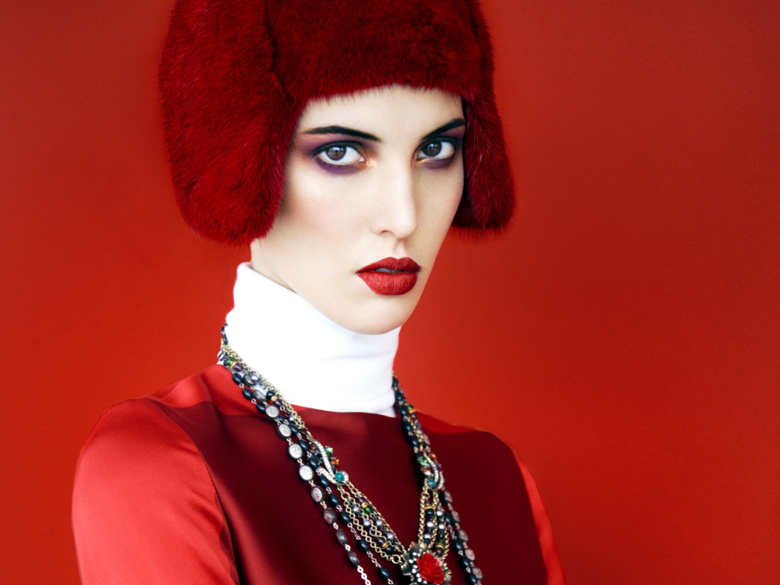 Портрет девушки в красном