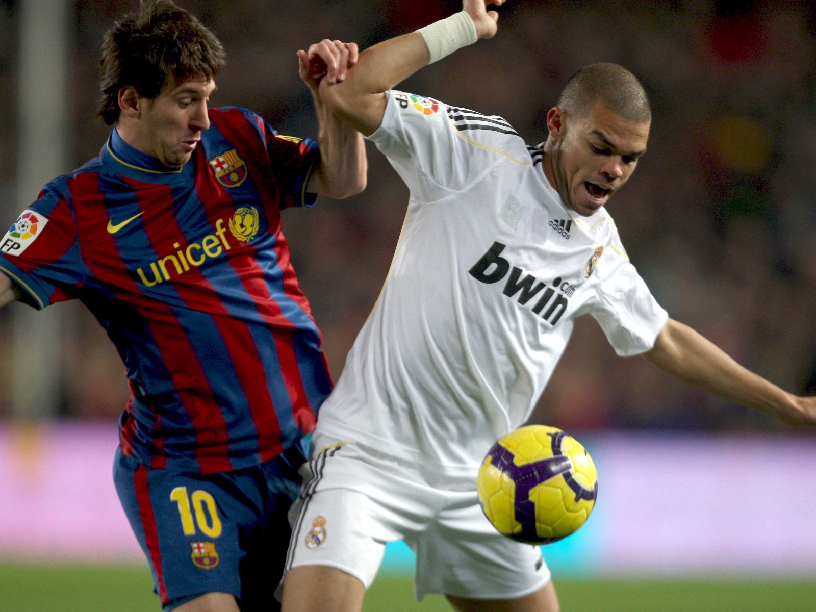 Реал Мадрид Пепе борется за мяч