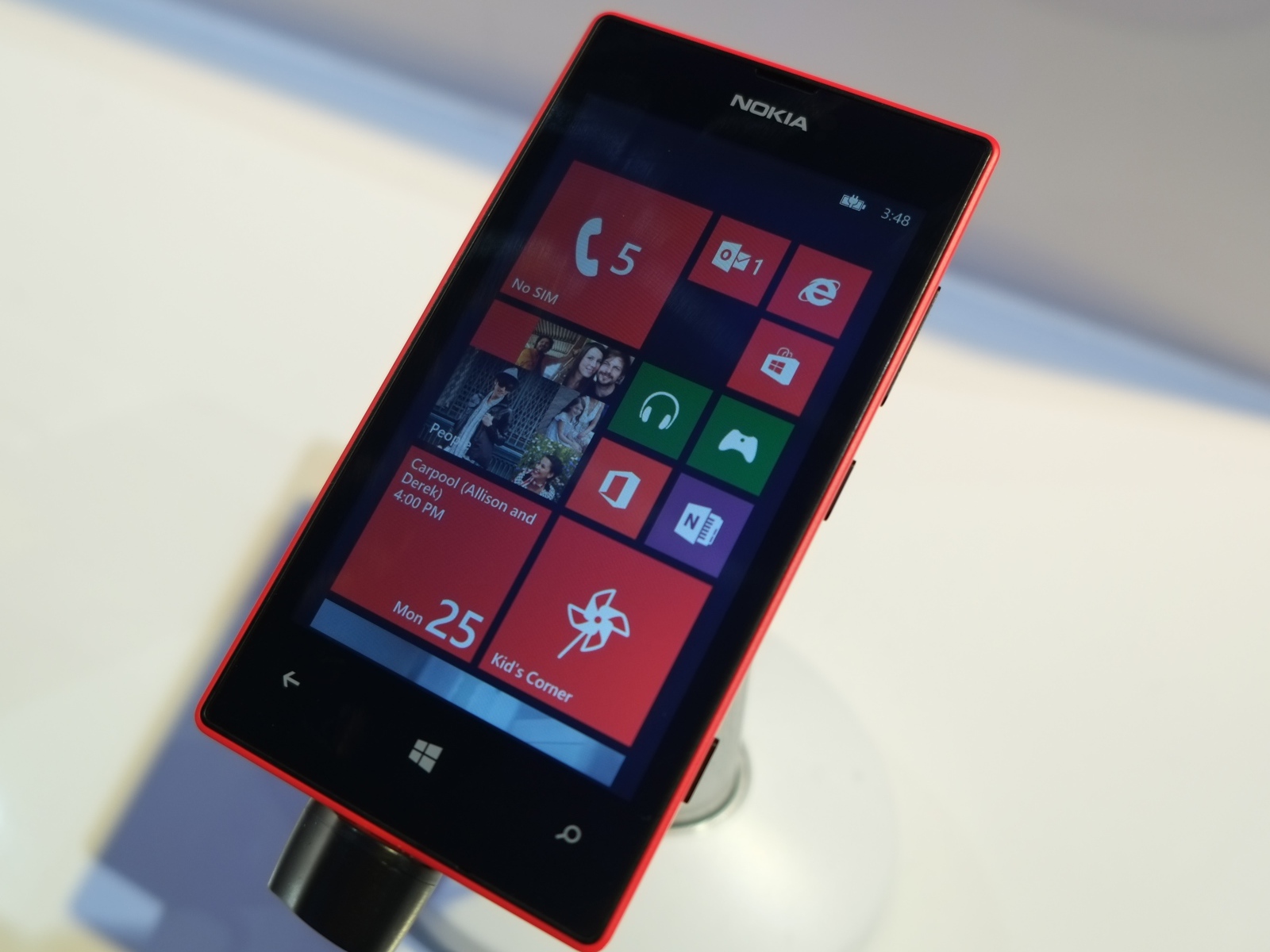 Красная Nokia Lumia 720 на стенде