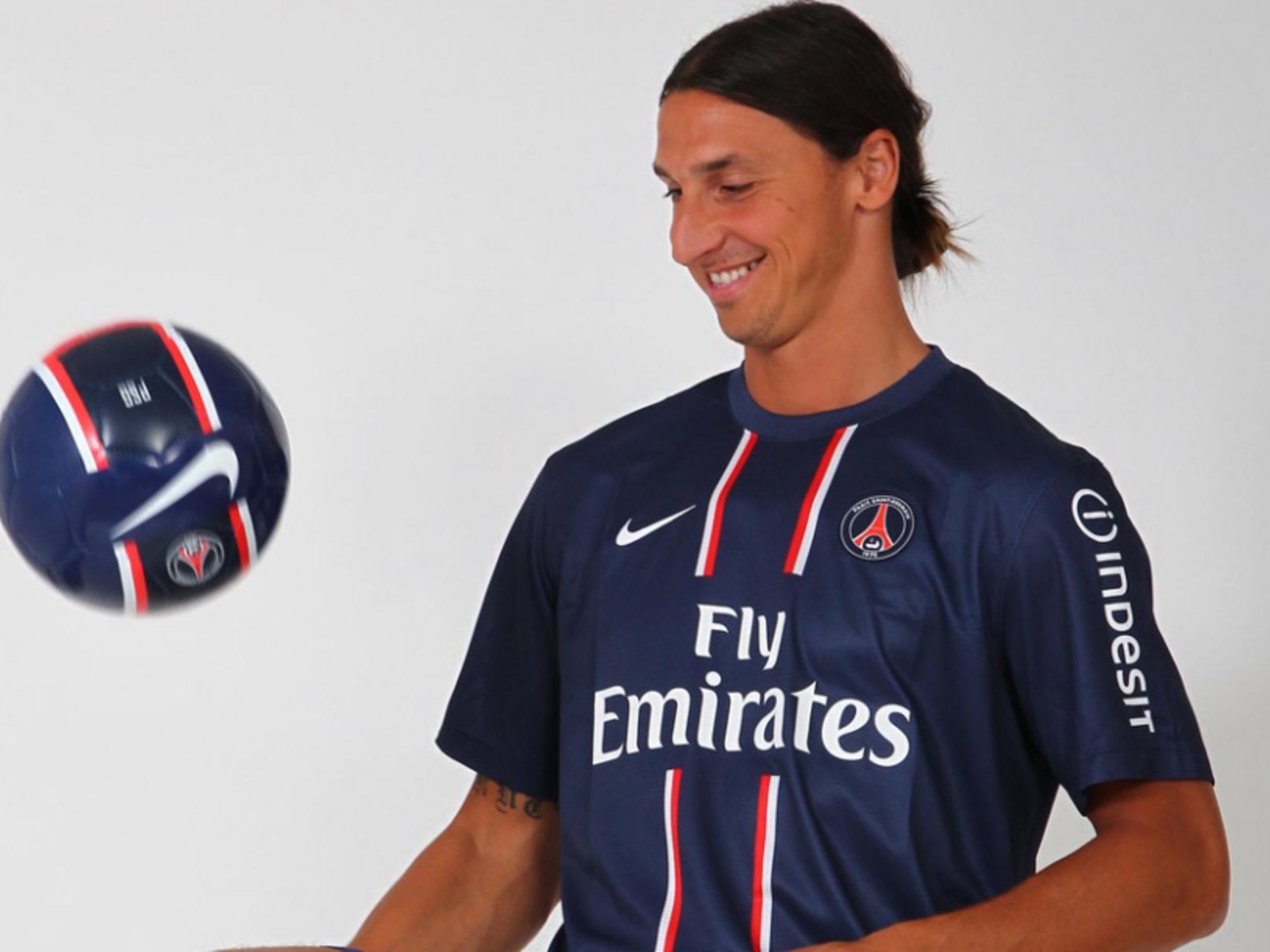 Лучший игрок ПСЖ Златан Ибрагимович с мячом