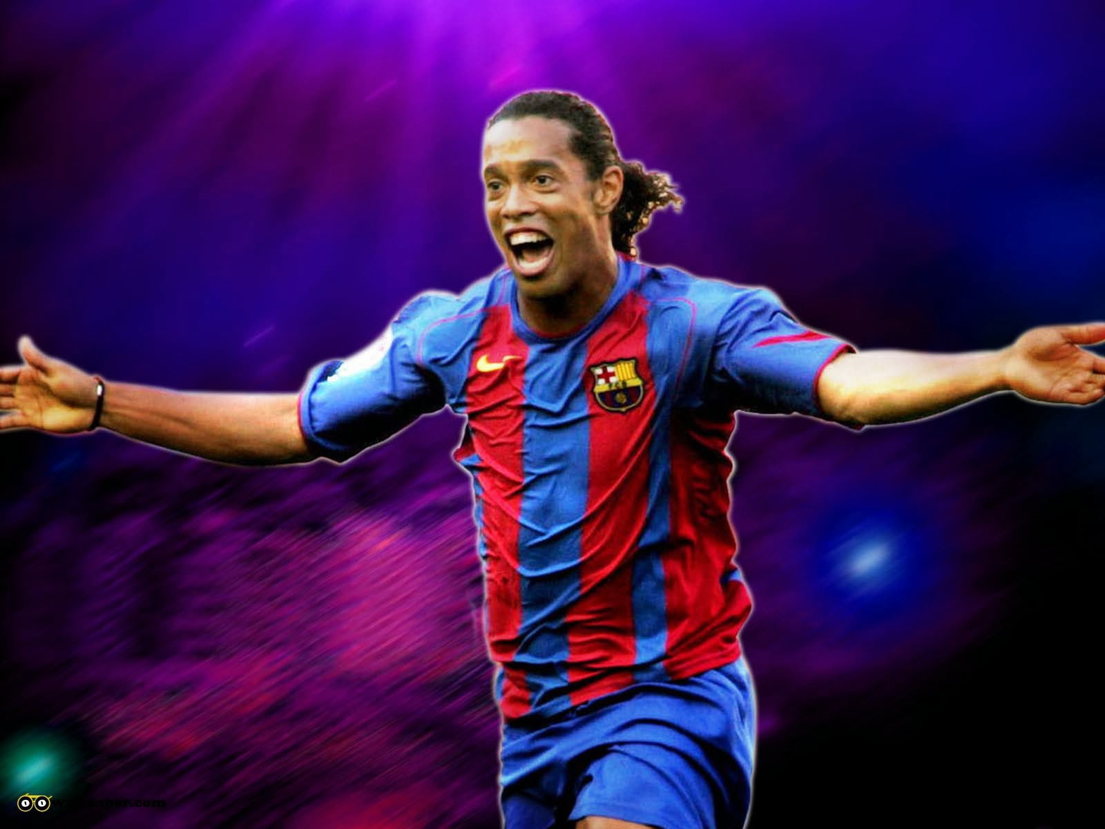 Футболист Атлетико Минейро Роналдиньо на середине игры