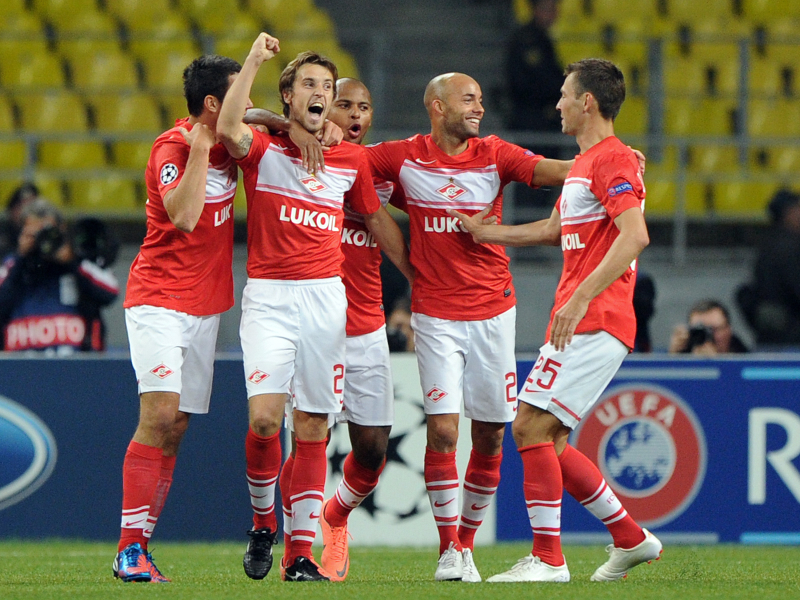 Полузащитник Спартака Дмитрий Комбаров и его команда