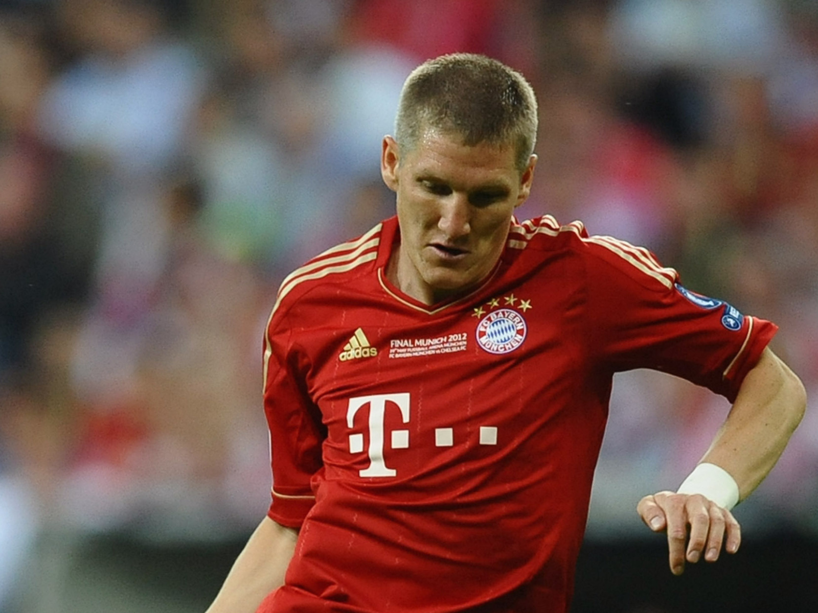  Полузащитник Баварии Бастиан Швайнштайгер