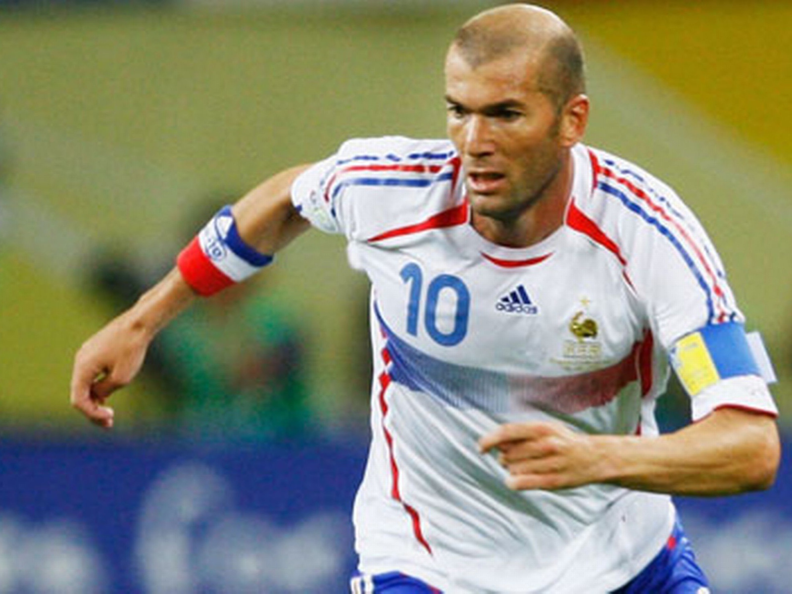 Легенда футбола Зинедин Зидан на поле