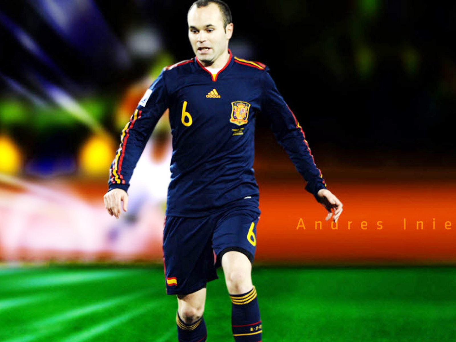 Игрок Барселоны Андрес Иньеста на поле