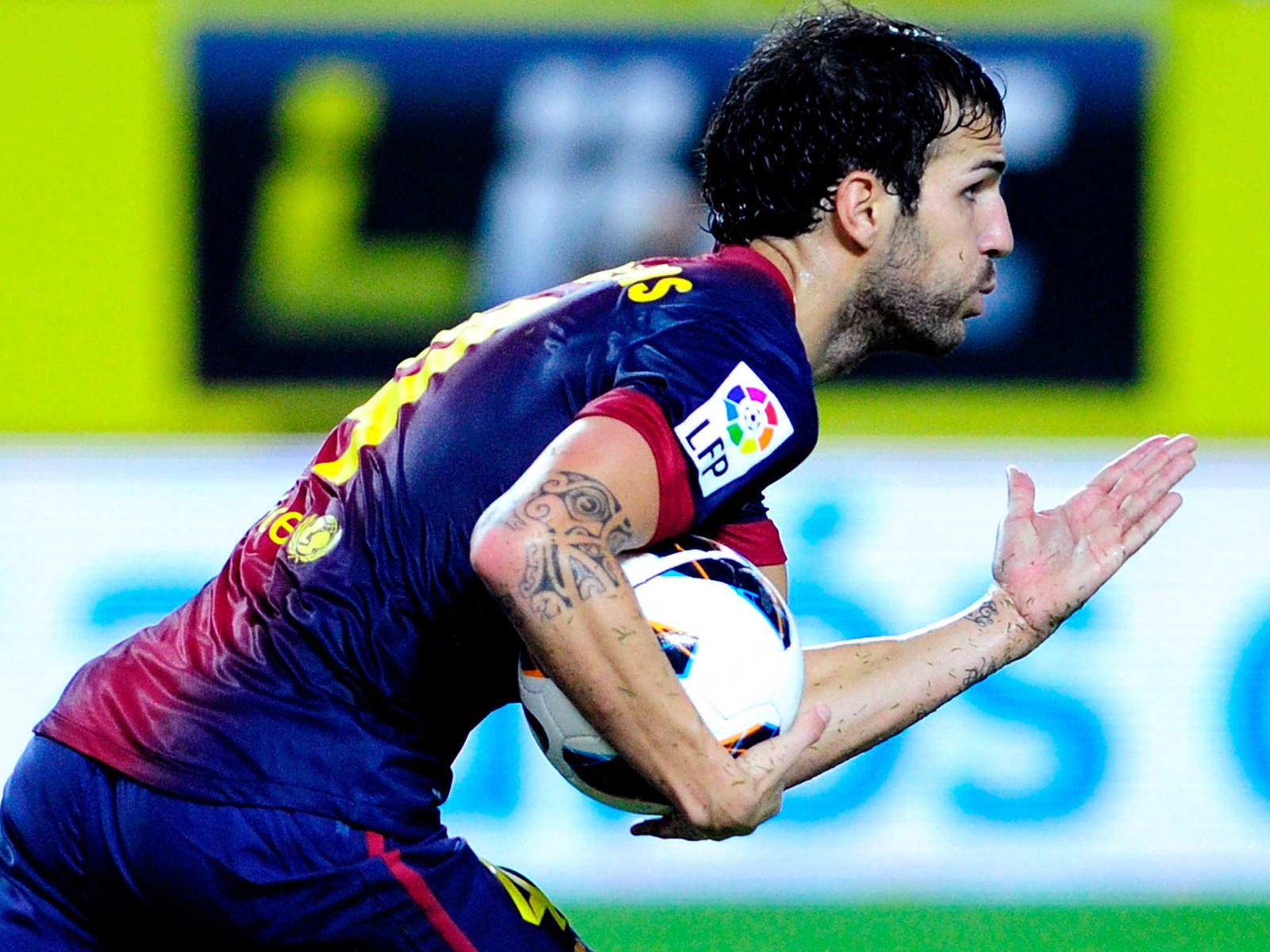 Игрок Барселоны Франсеск Фабрегас бежит с мячом