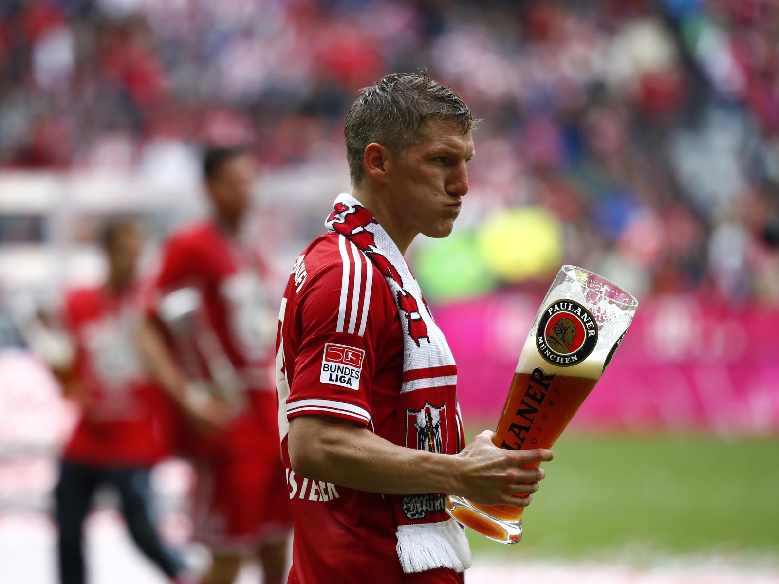 Игрок Баварии Бастиан Швайнштайгер с пивом