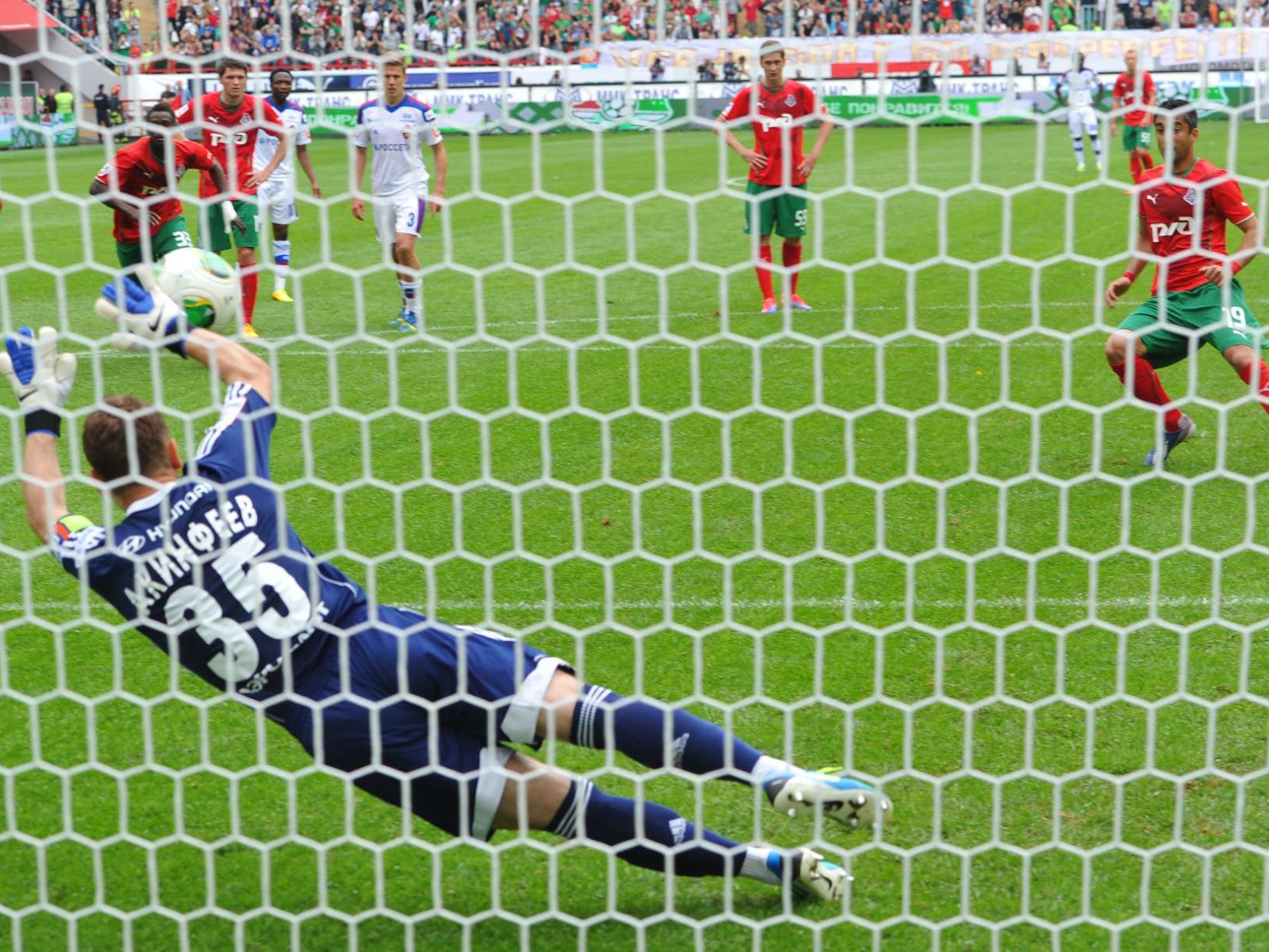 Игрок московского ЦСКА Игорь Акинфеев