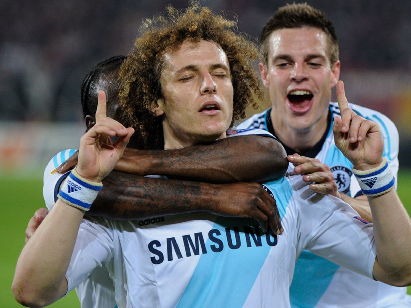  Игрок Челси Давид Луис торжествует победу